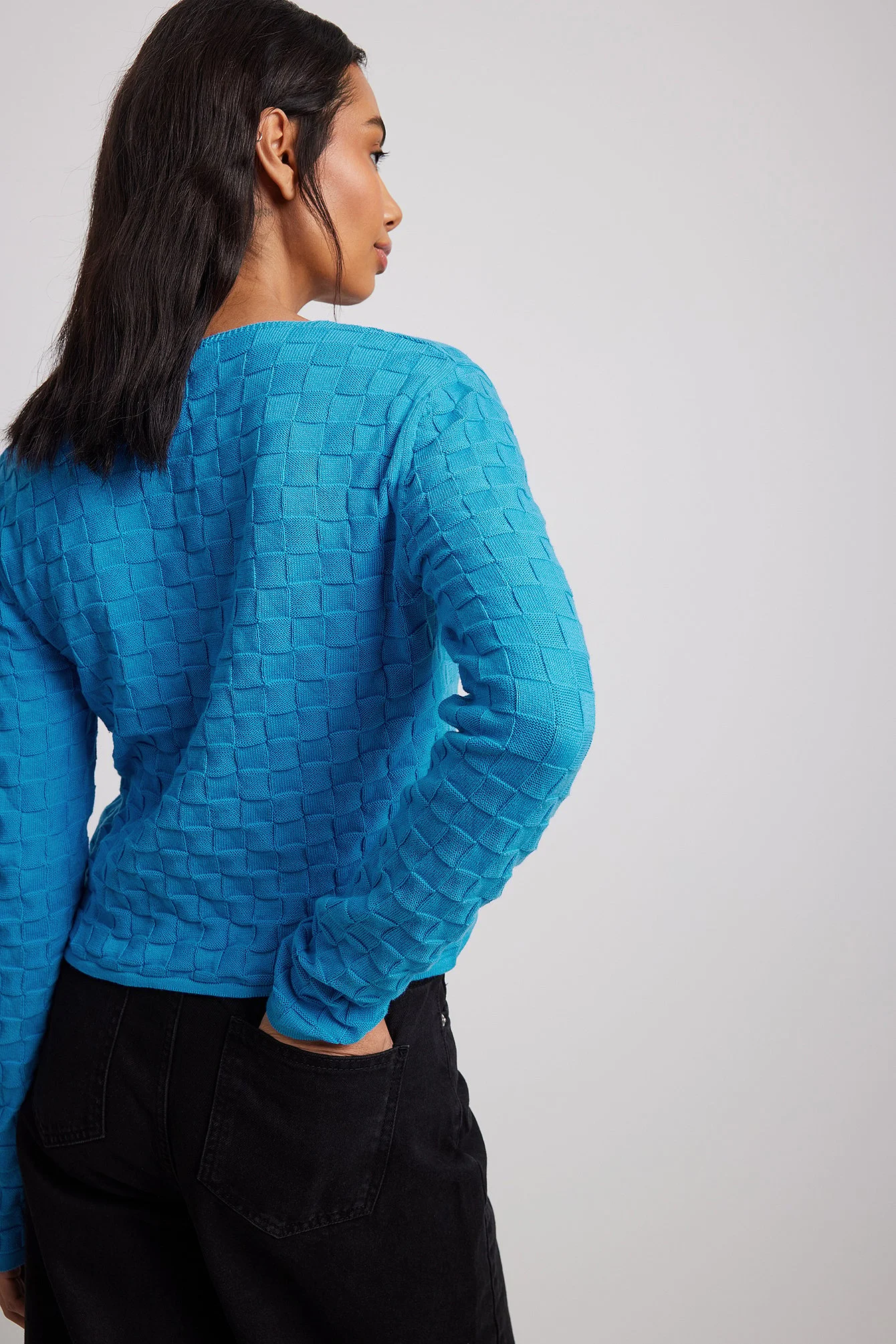 Quadratische Strickjacke mit Knotendetail