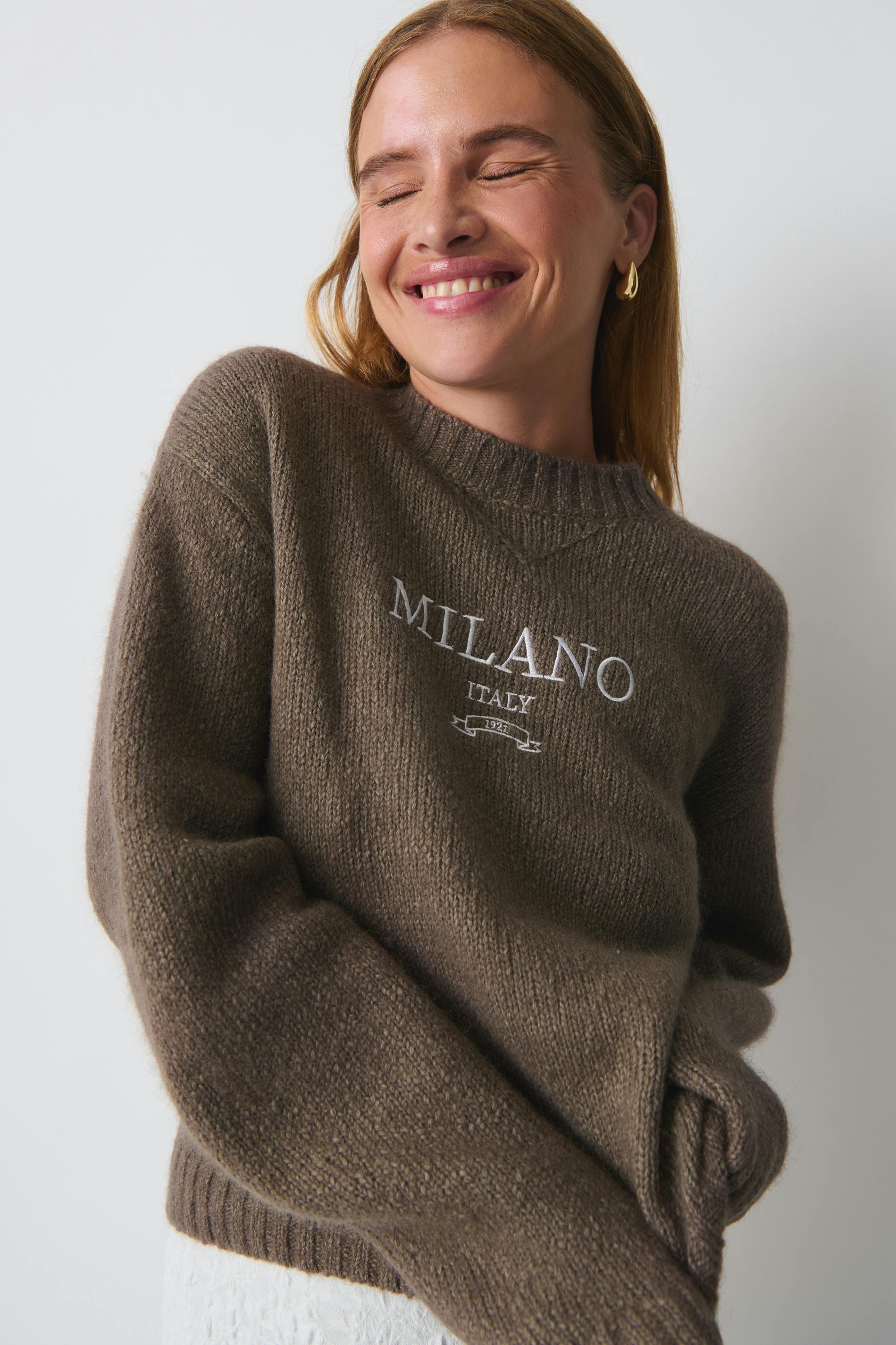Embroidery knitted sweater
