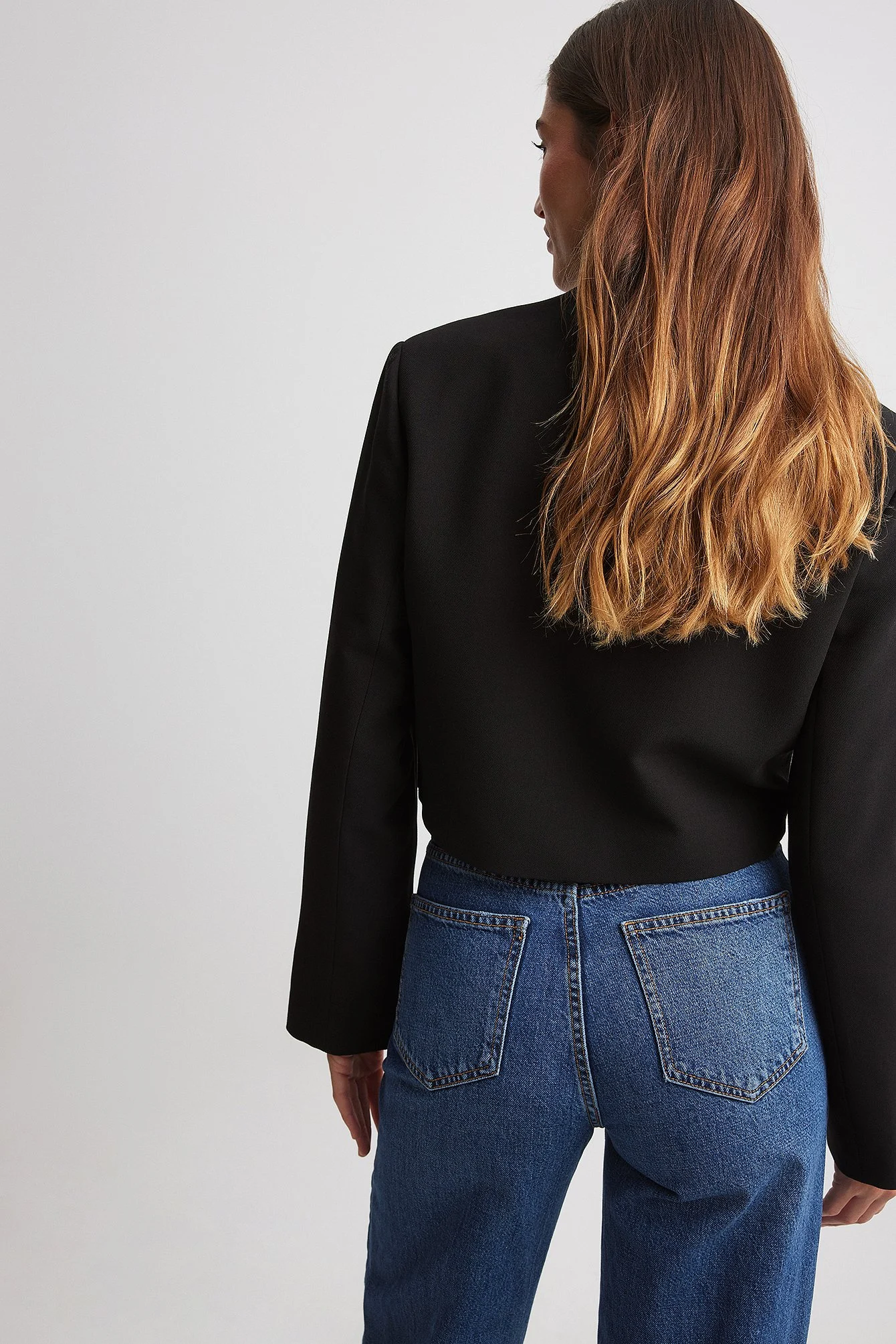 Crop-Blazer mit goldenem Knopf