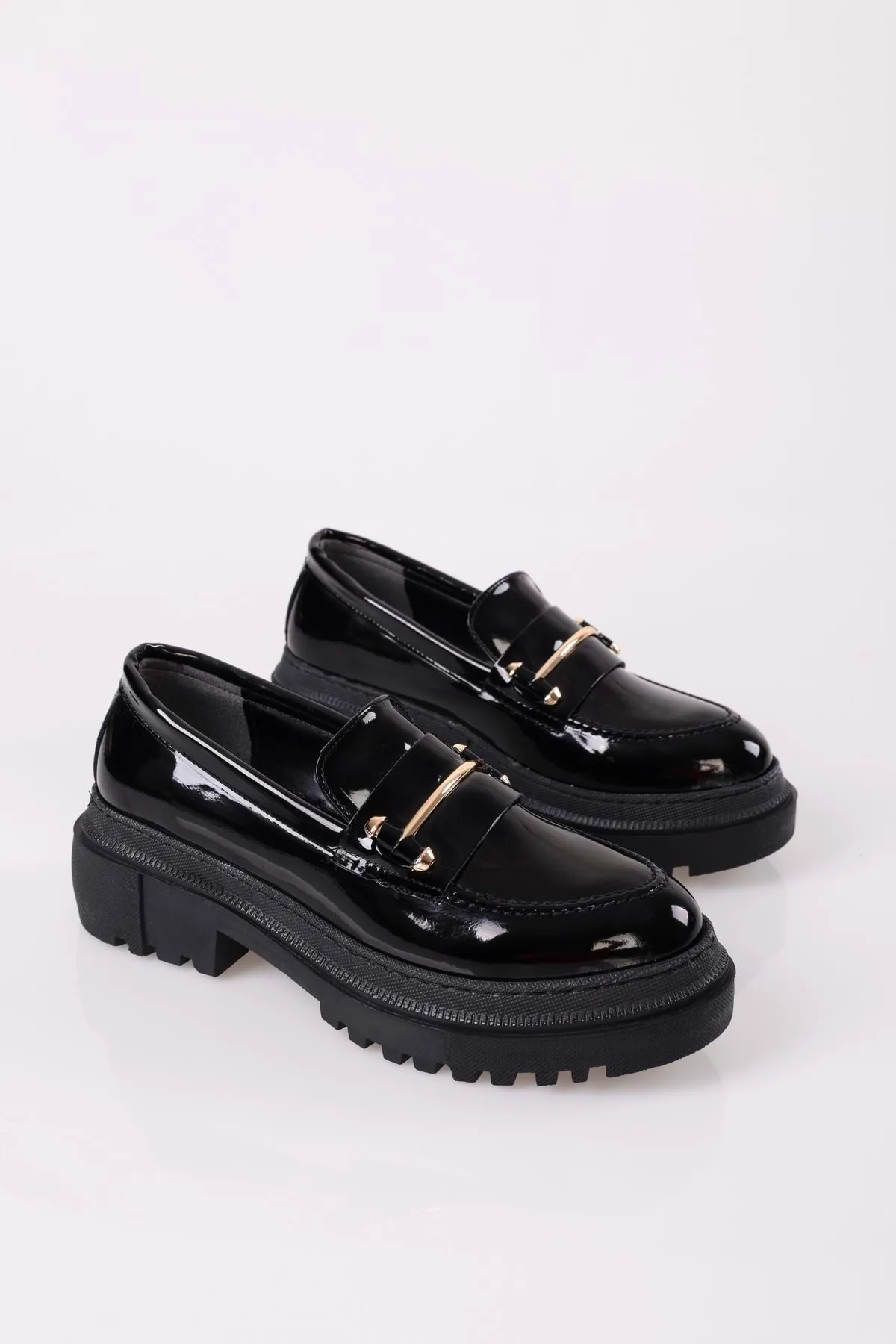 Shoeberry  Damen-Loafer Luis aus schwarzem Lackleder mit dicker Sohle und Schnalle