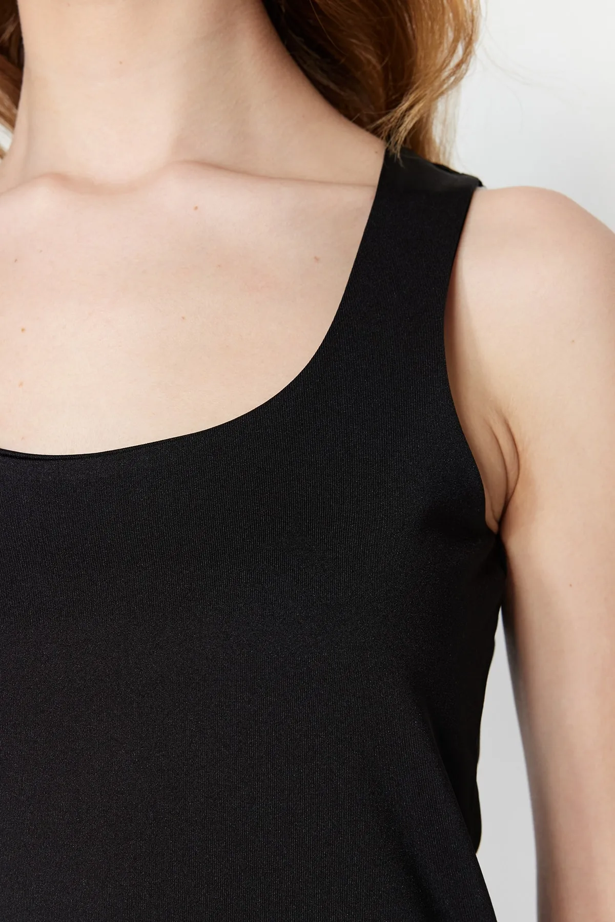 Trendyol Collection  Schwarzes tailliertes/flexibles Strick-Unterhemd mit quadratischem Kragen TWOSS23AL00037