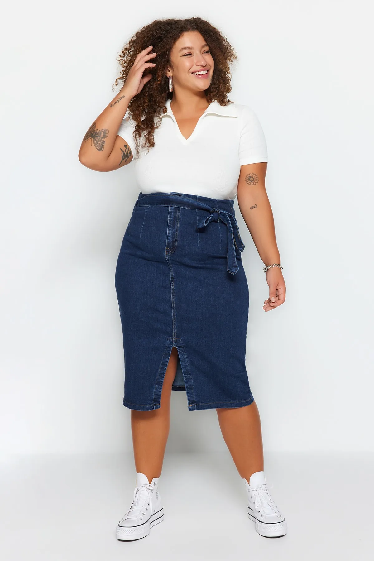 Trendyol Curve  Dunkelblauer, geschlitzter Jeansrock mit hohem Bund und Gürtel TBSSS23AZ00017