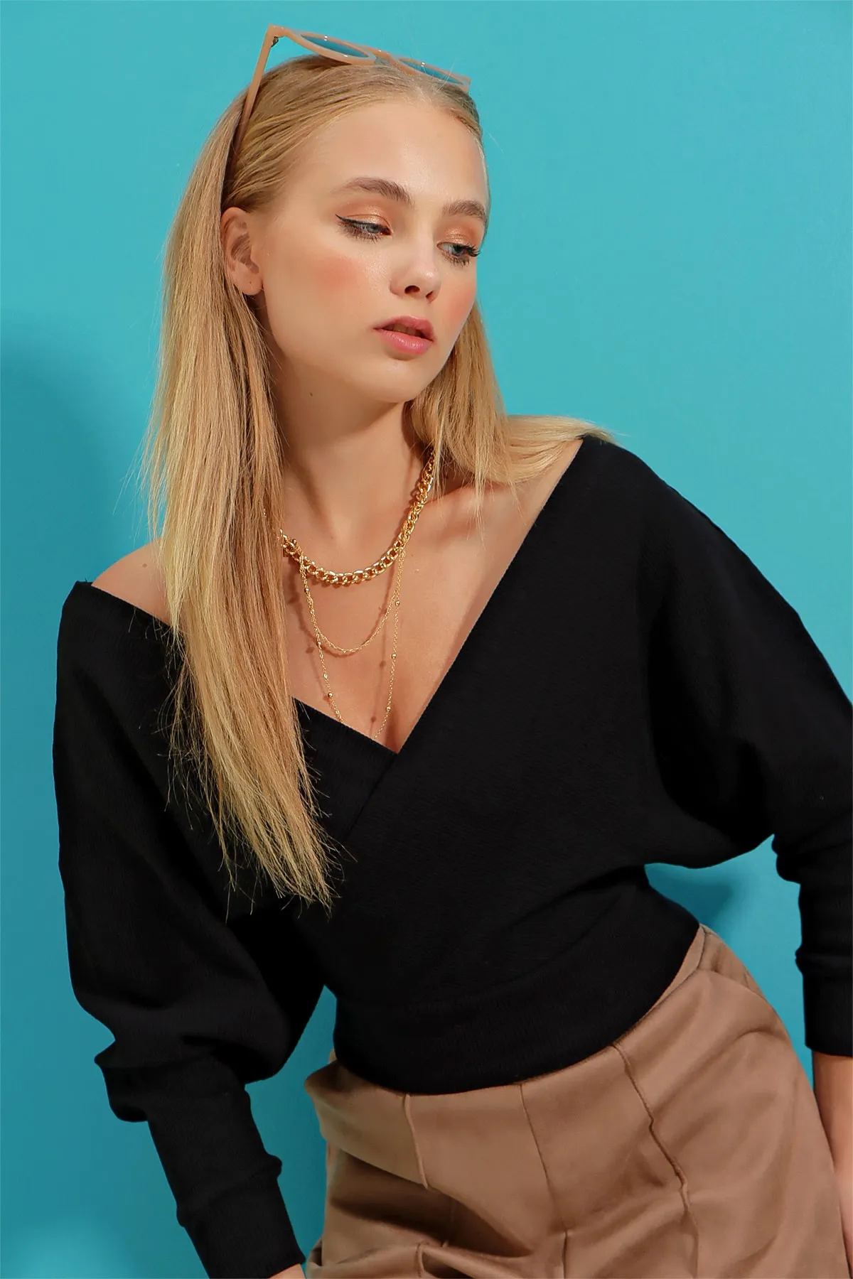 Trend Alaçatı Stili  Schwarze zweireihige Damenbluse mit V-Ausschnitt vorne und hinten ALC-019-053-BLZ