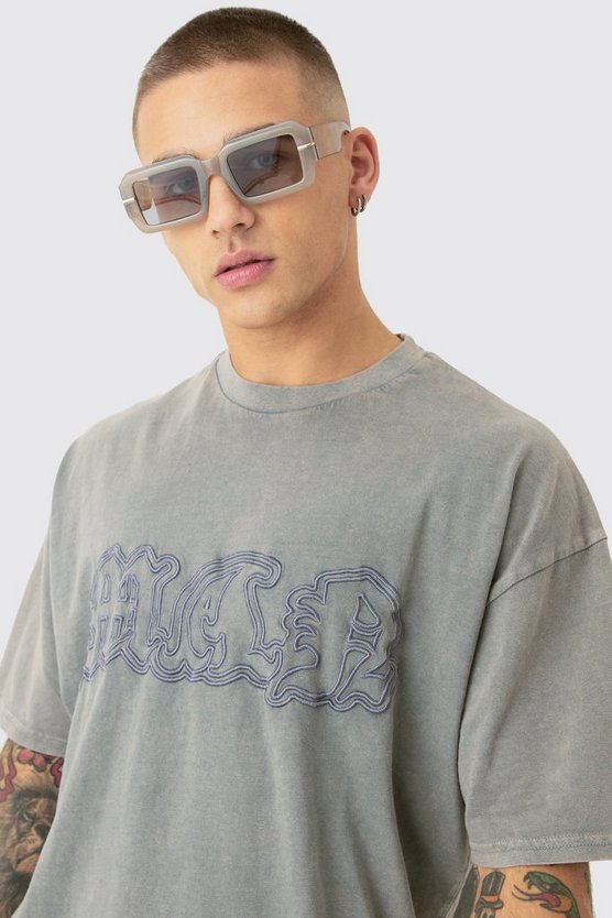 Zerrissenes Oversize T-Shirt mit Acid-Waschung und Man-Stickerei