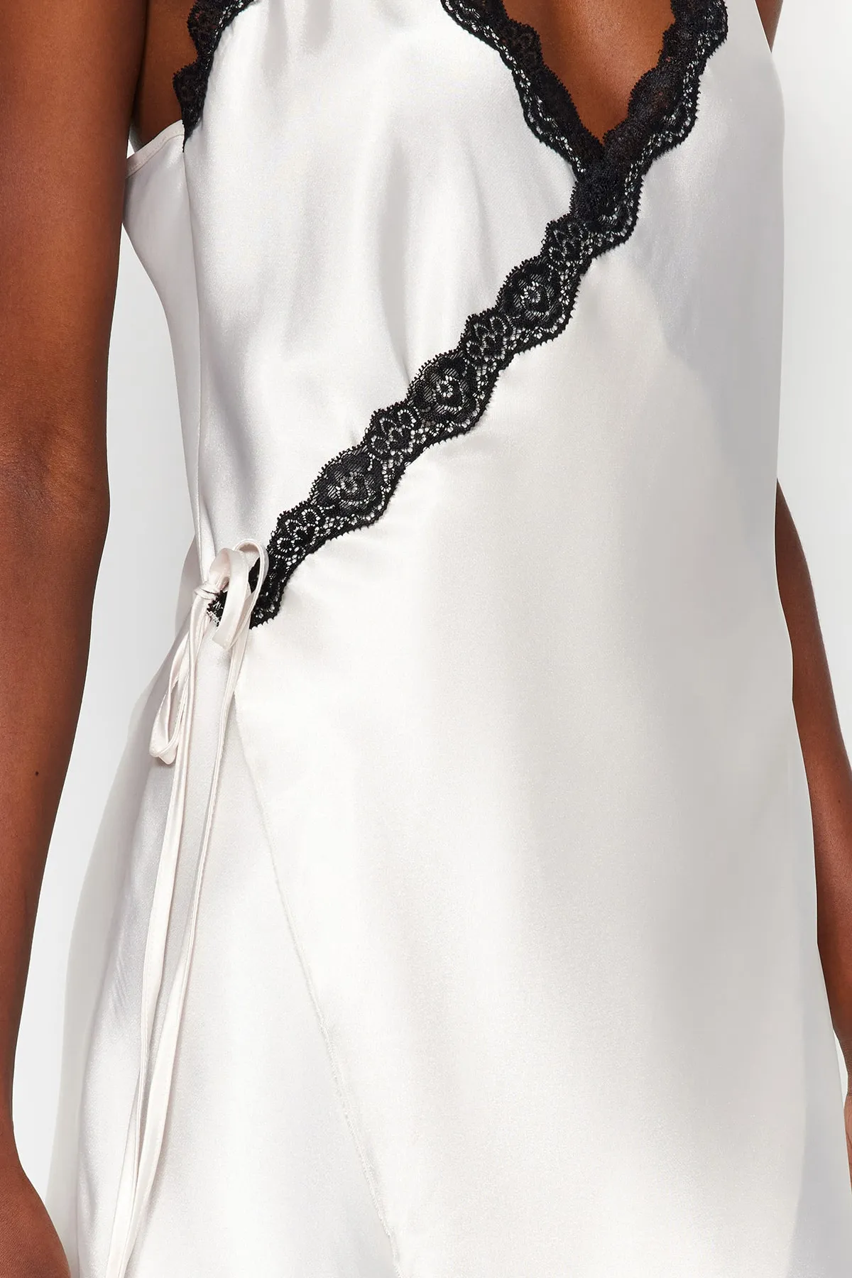 Trendyol Collection  Ecrufarbenes, zweireihiges Nachthemd aus gewebtem Satin mit Spitzendetail und Trägern THMAW24GC00005
