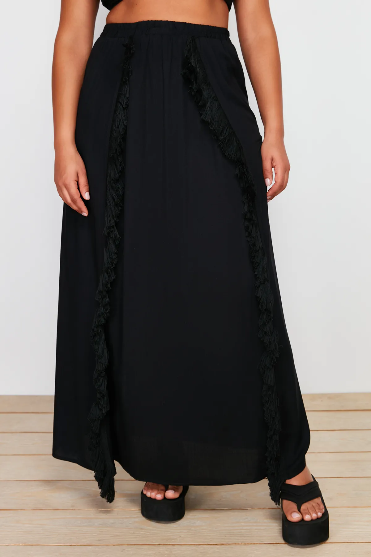 Trendyol Curve  Schwarzer Maxi-Strandrock mit gewebten Quasten