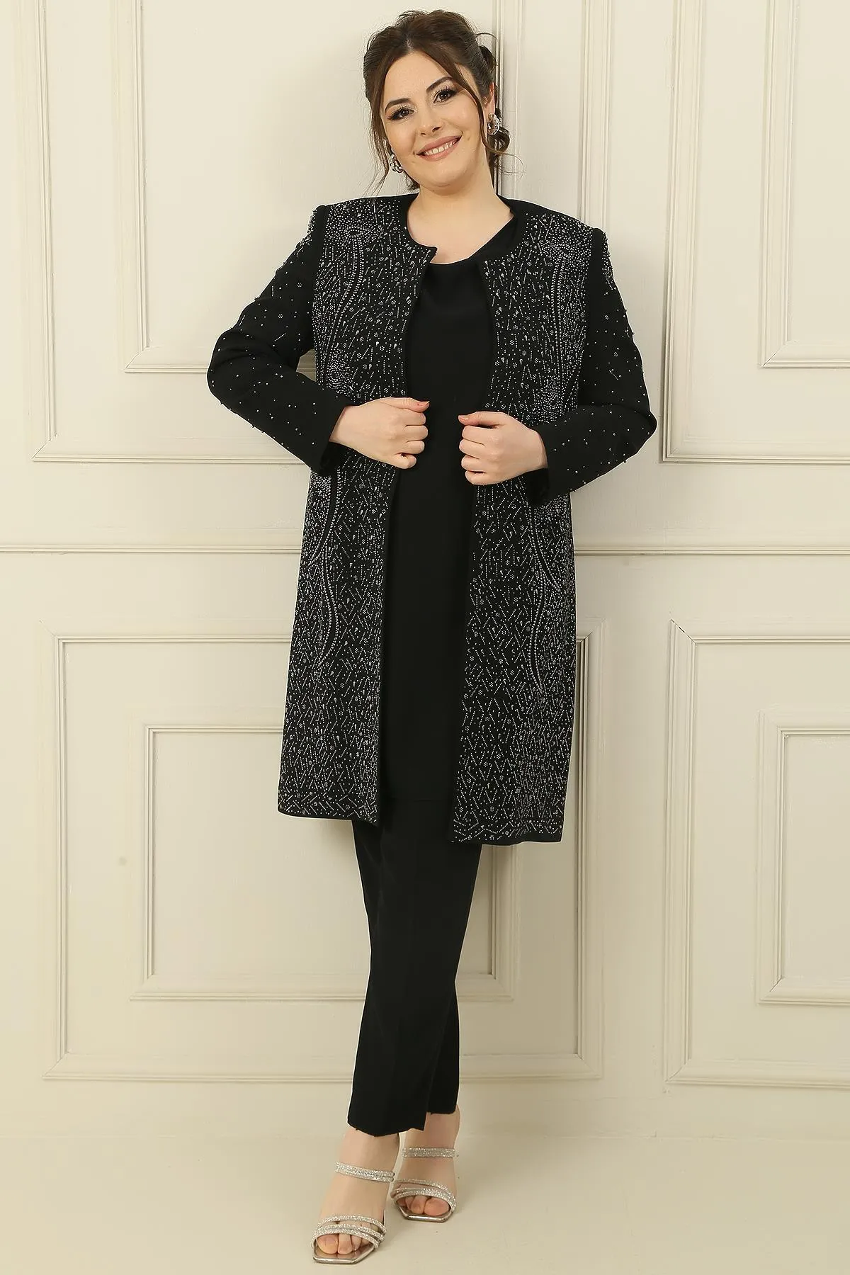 By Saygı  Ärmellose Bluse mit Steinmuster, gefütterte lange Jacke, enge Hose in Großformat, 3-teiliges Set