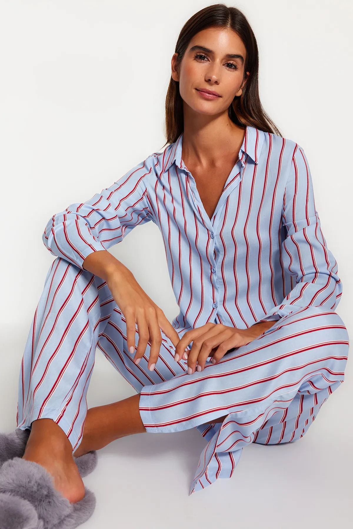 Trendyol Collection  Blau gestreiftes Pyjama-Set aus Viskose-Hemd und -Hose mit Schlitzdetail THMAW23PT00158