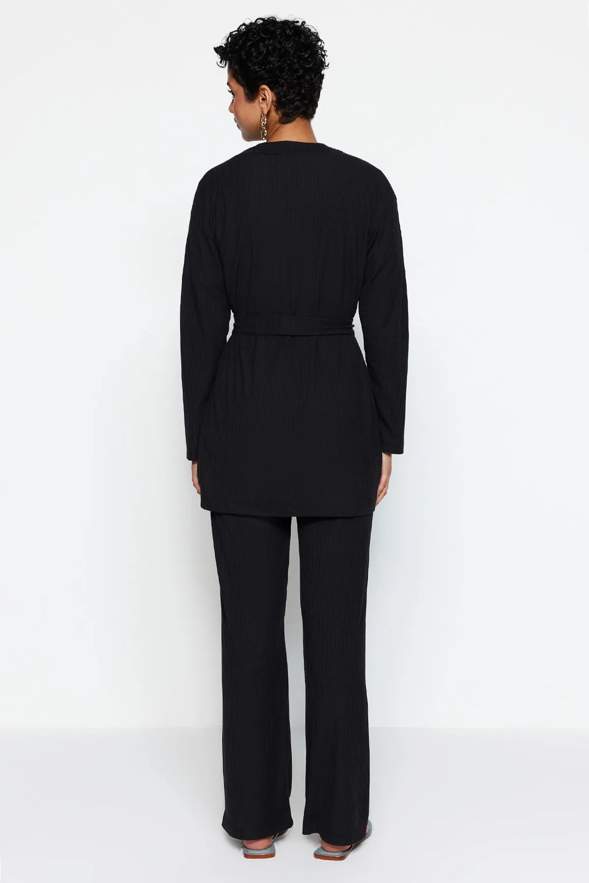 Trendyol Modest  Schwarzes Strick-Tunika-Hosen-Set mit Bindedetail vorne TCTSS23US00003