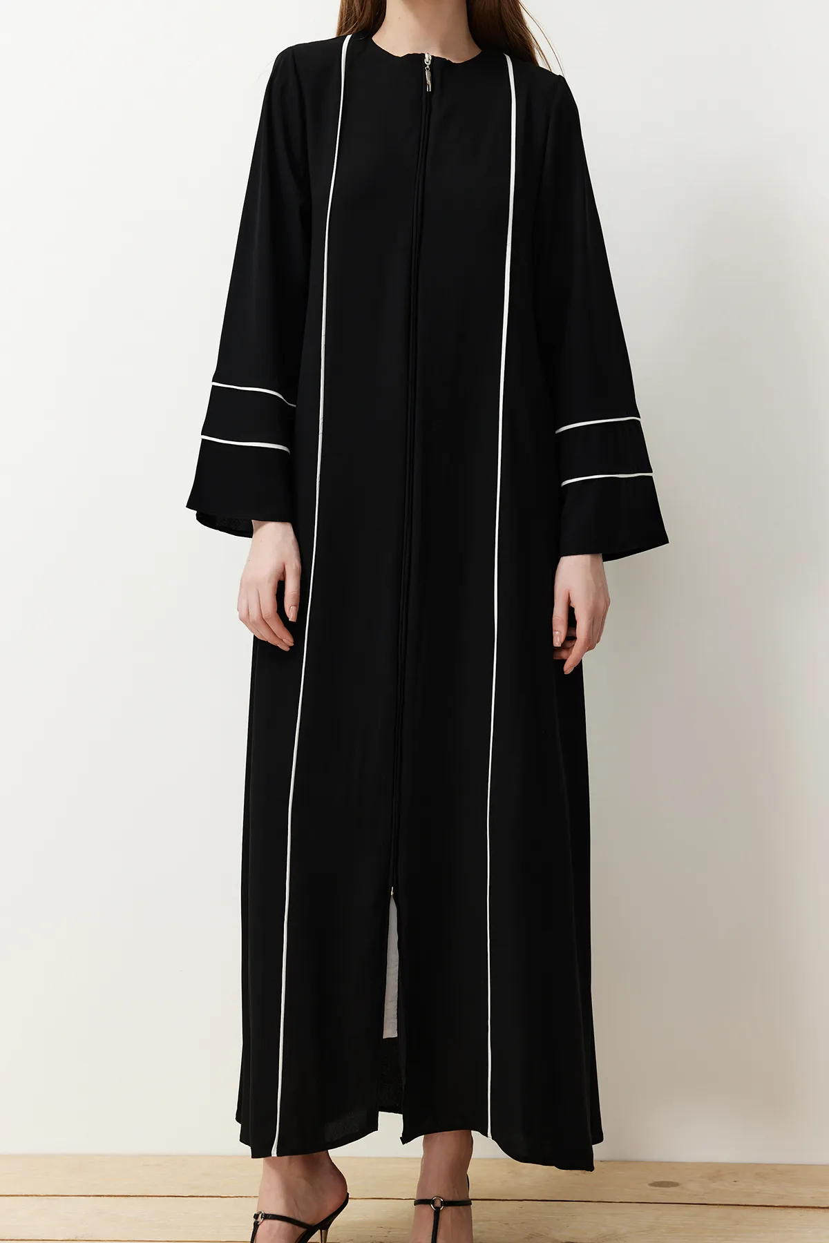 Trendyol Modest  Schwarze gewebte Kappe mit Paspelierung und Ferace TCTSS24KF00024