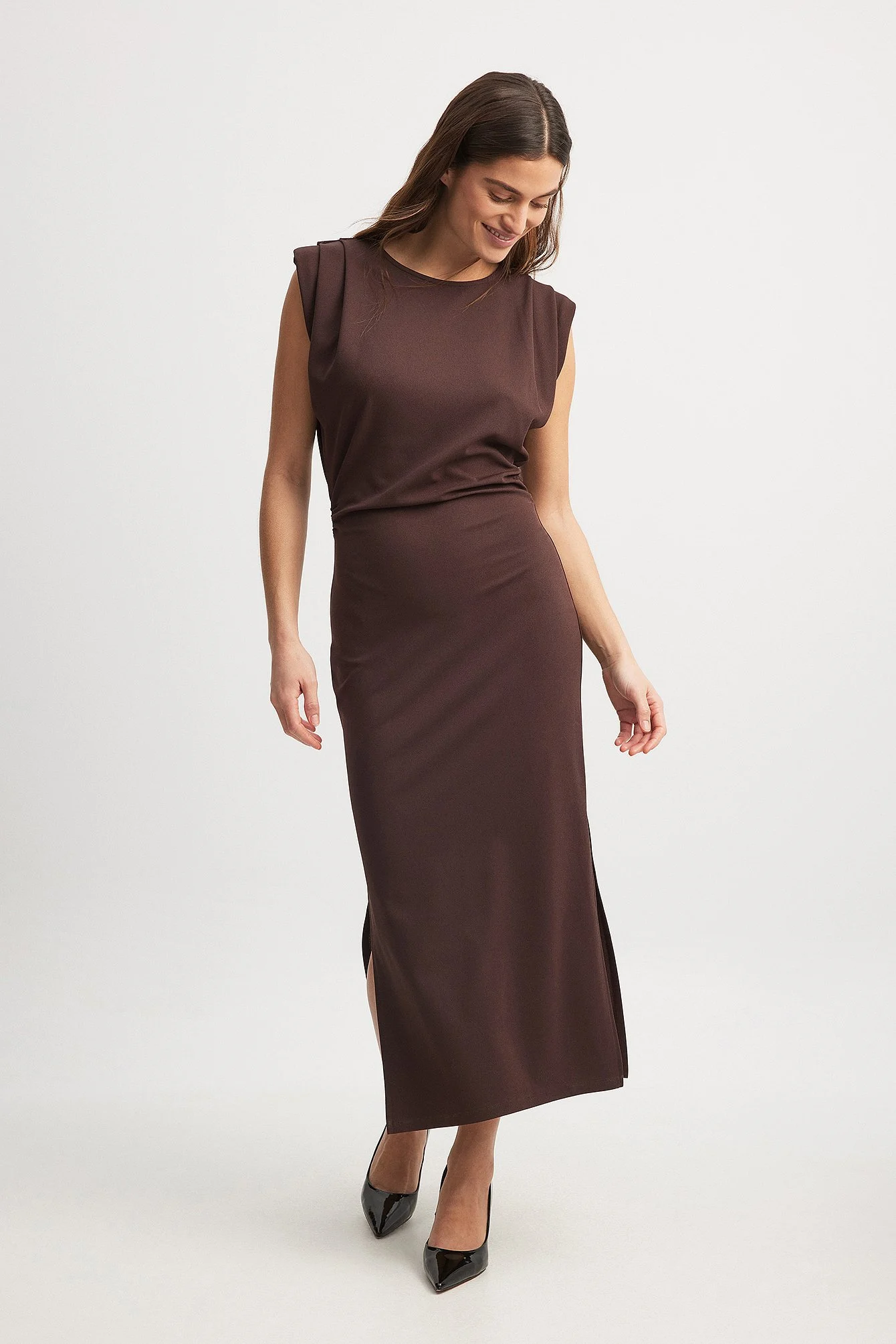 Midikleid mit markanten Schultern