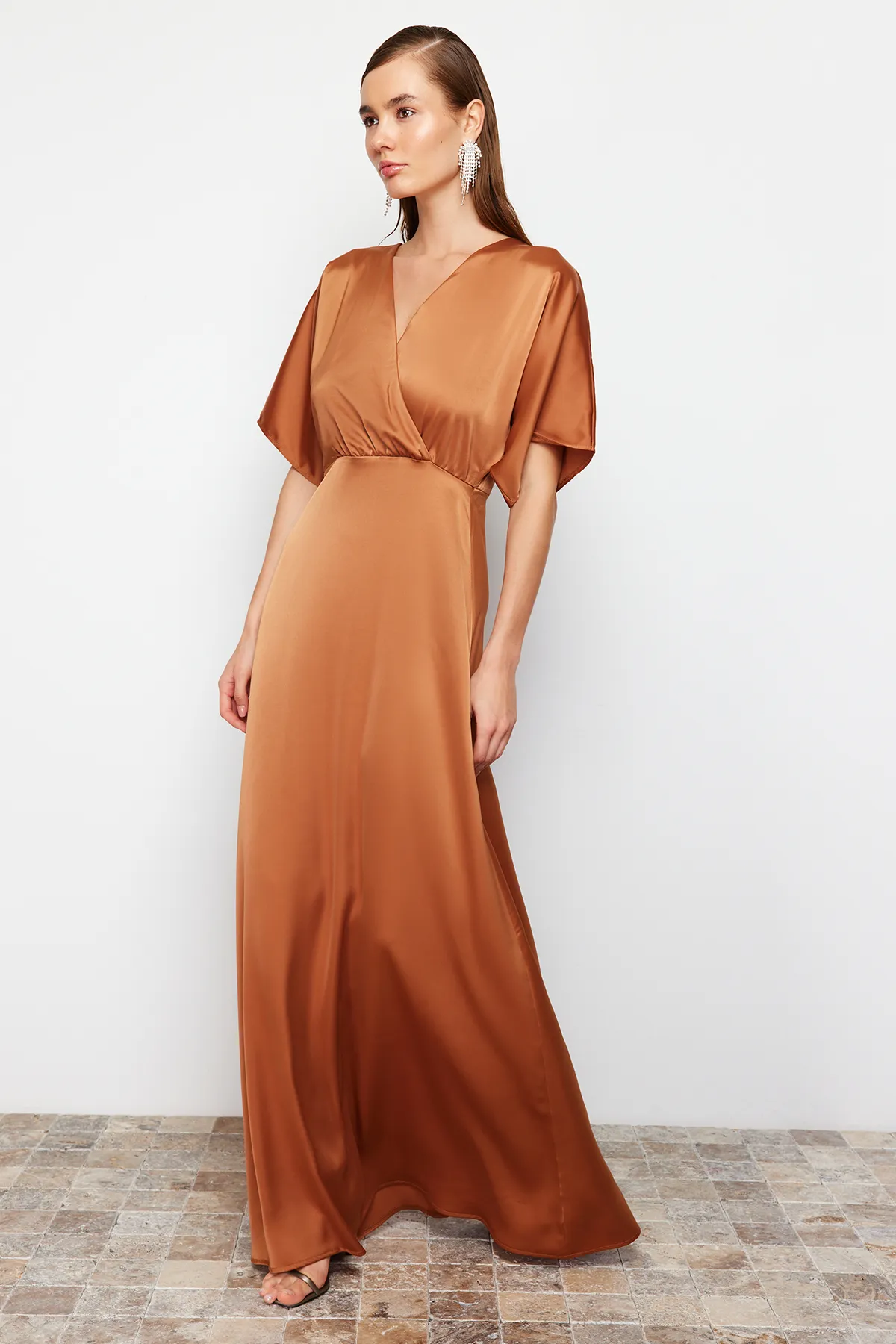 Trendyol Collection  Braunes Abendkleid mit Taillenöffnung/Skater-Webstoff, langes Nachtsatin TPRSS24AE00008