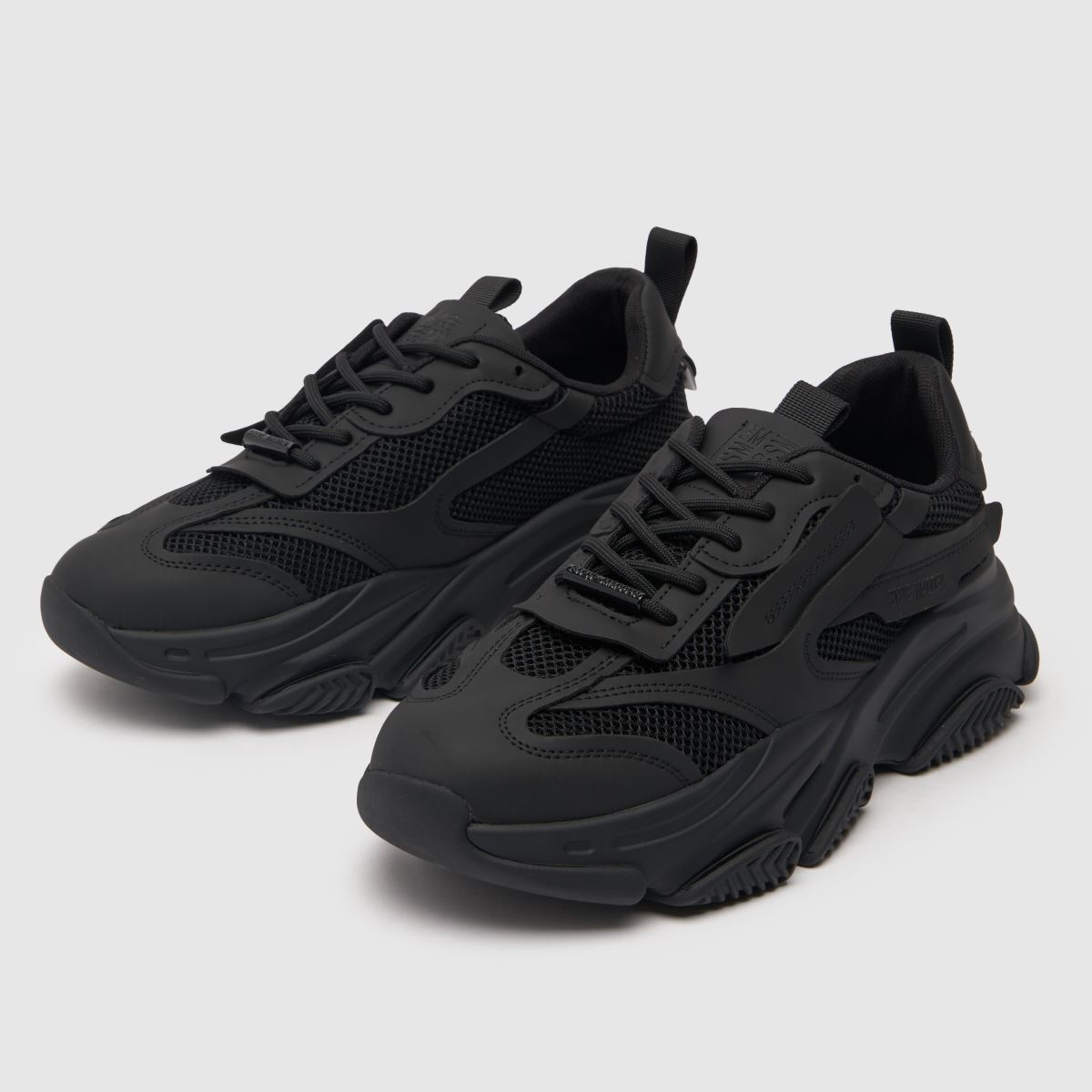 Steve Madden fekete cipőket is forgalmaz