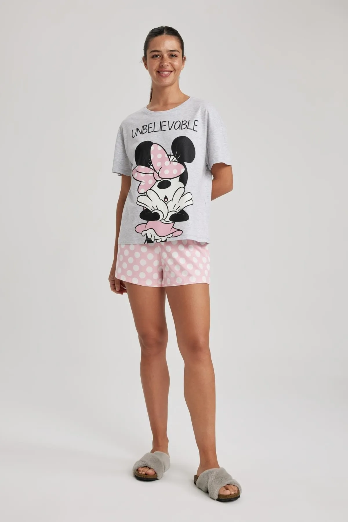 DeFacto  Verliebe dich in Disney Mickey & Minnie Pyjama-Set mit kurzärmligen Shorts A6855ax23hs