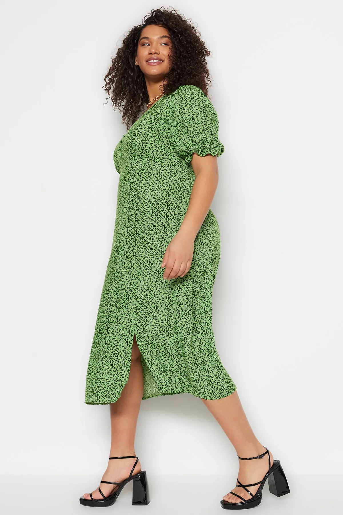 Trendyol Curve  Gewebtes Schlitzkleid mit Tiermuster in Grün TBBSS23AH00092