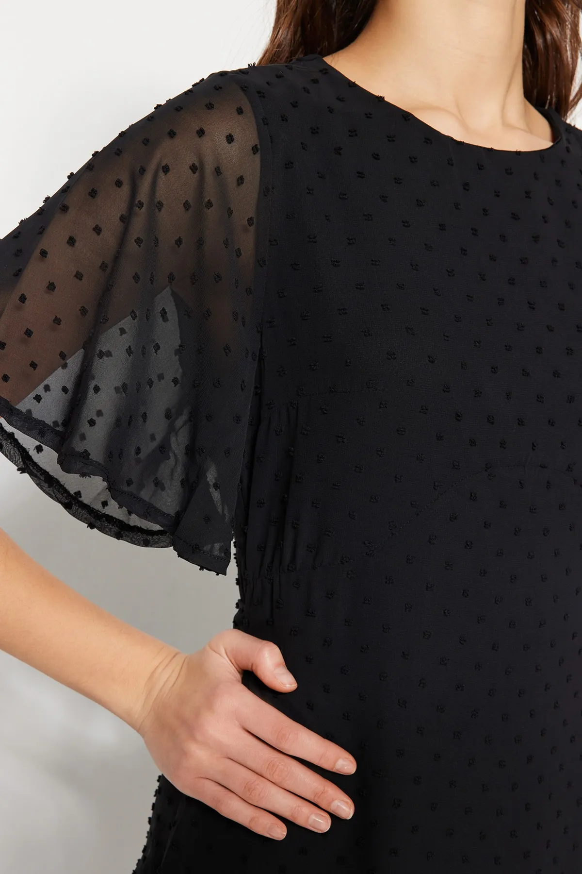 Trendyol Collection  Schwarzes A-Linien-/Glockenförmiges Rückenkleid mit detaillierten Engelsärmeln und gefüttertem Midi-Webkleid TWOSS23EL01461