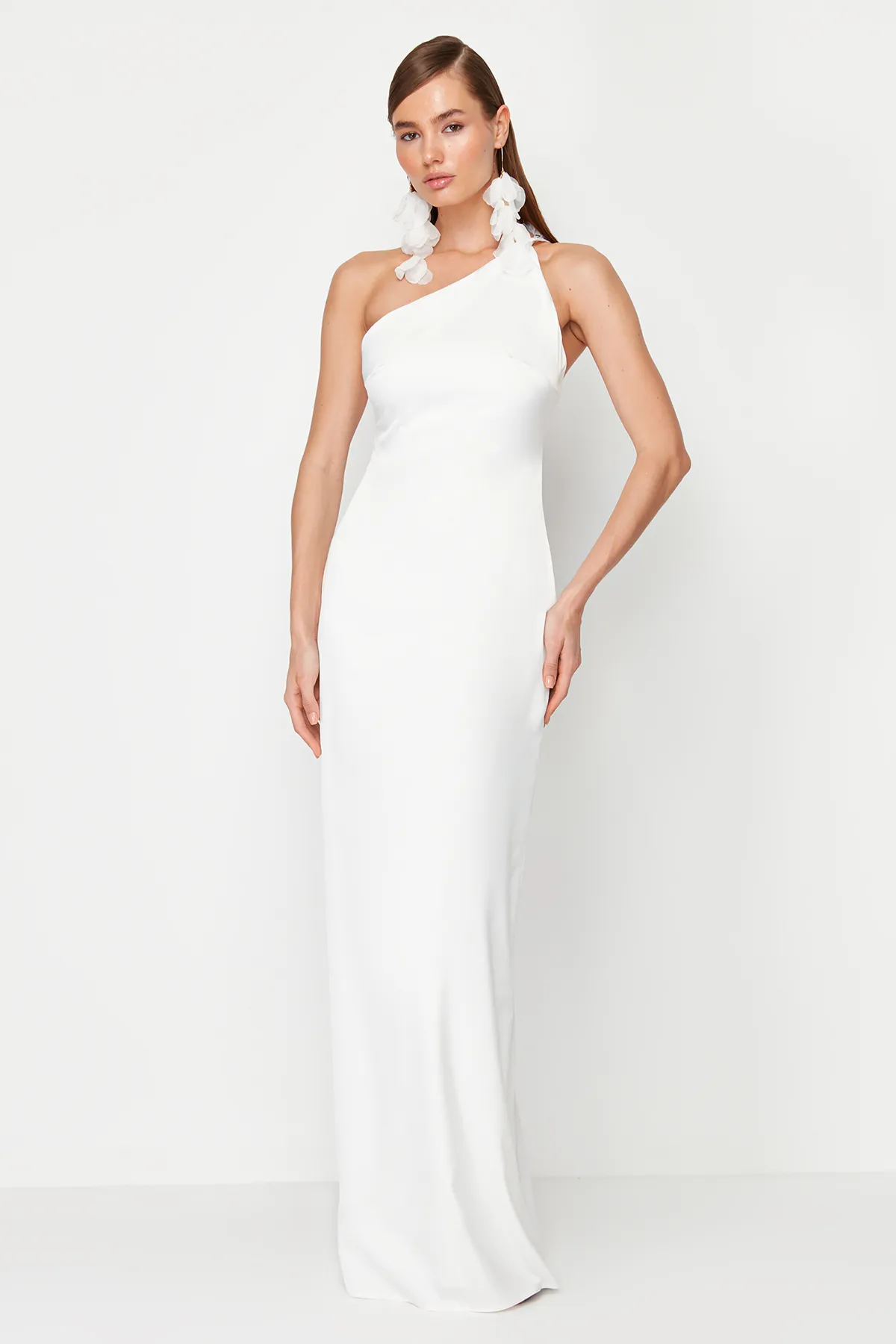 Trendyol Collection  Weißes Hochzeits-/Nikah-Abendkleid mit Rosendetails in Weiß TPRSS24AE00029