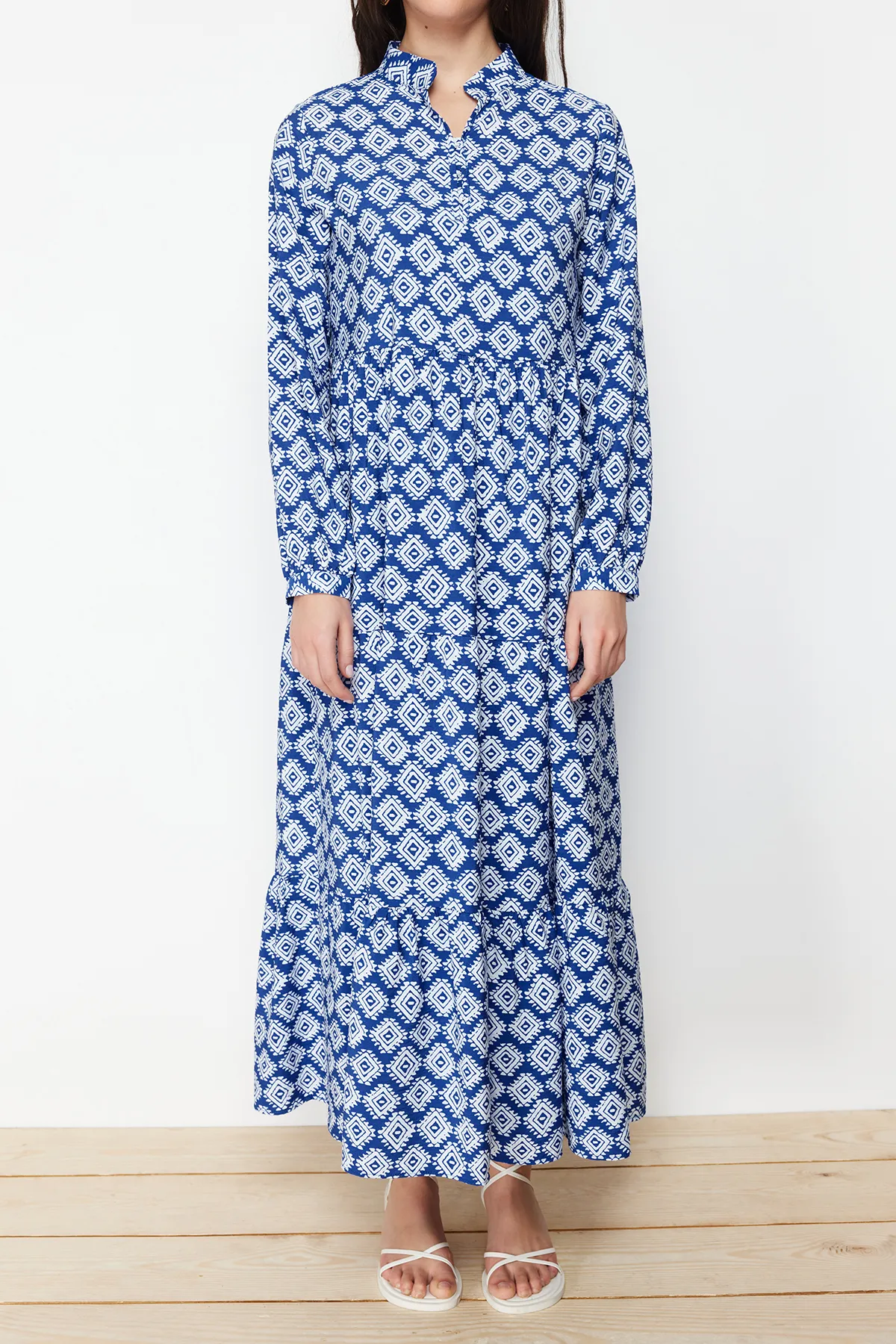 Trendyol Modest  Saks-Gürtelrock, Volant, Blumenmuster, gefüttertes Webkleid TCTSS23EB00111