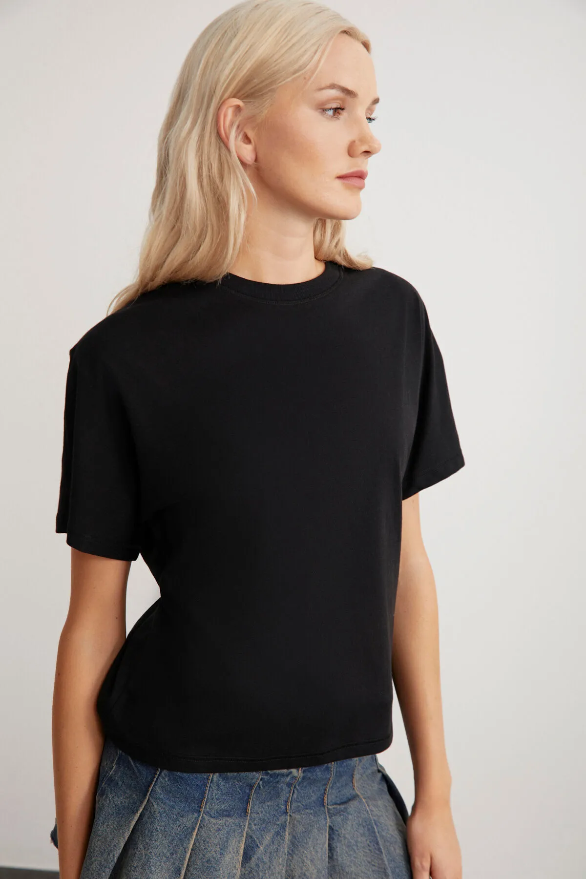 GRIMELANGE  Lottie Damen-T-Shirt mit regulärer Passform und Rundhalsausschnitt aus 100 % Baumwolle in Schwarz