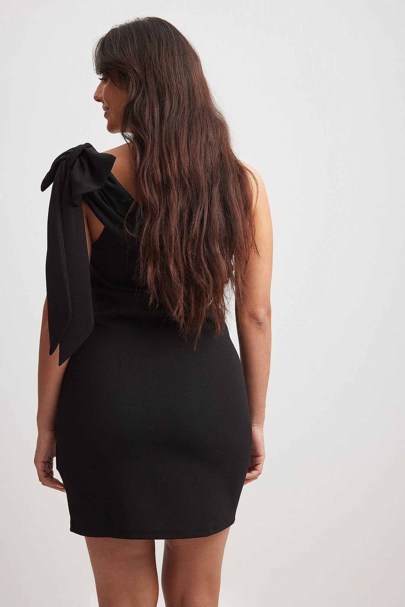 Einseitig schulterfreies Minikleid mit Schleife