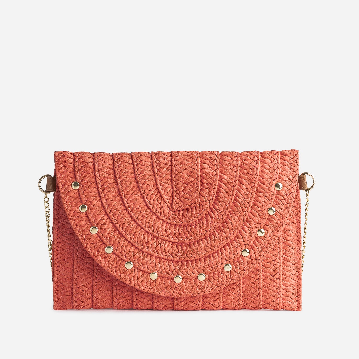 Sac pochette orange en papier tressé et clouté
