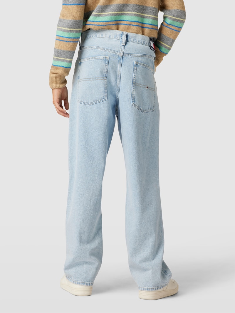 Jeans mit Label-Details in hellblau