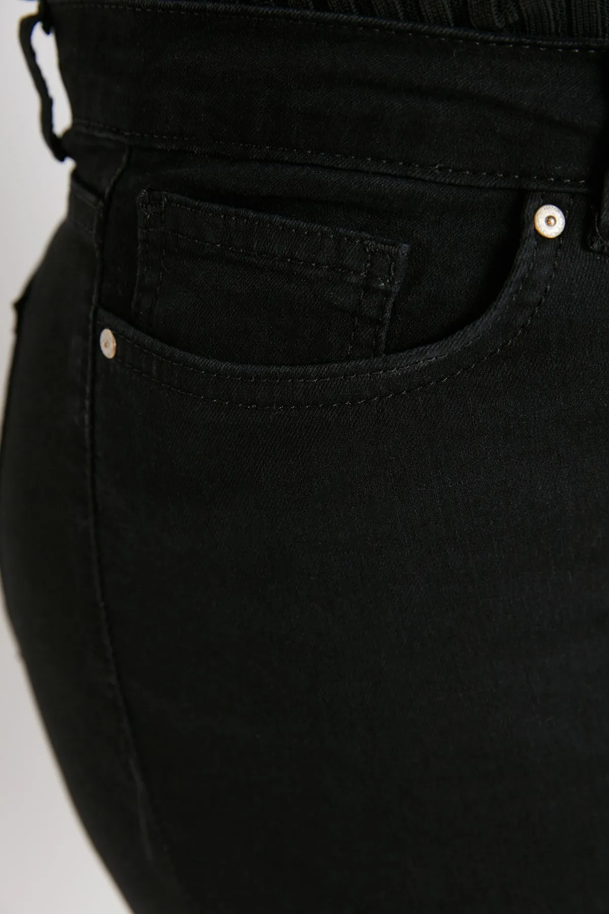 Trendyol Curve  Schwarze Skinny Jeans mit hoher Taille TBBAW23CJ00012