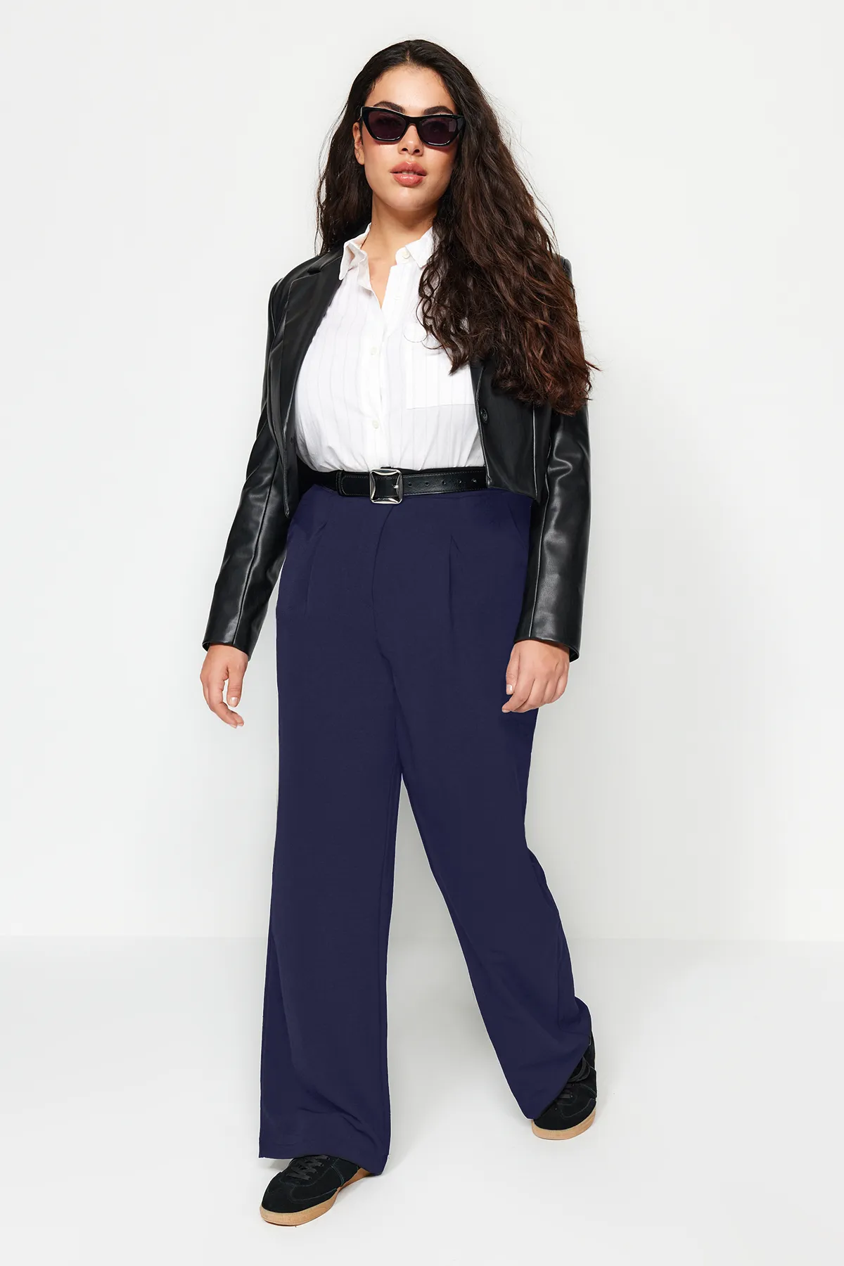 Trendyol Curve  Marineblaue plissierte Webhose mit hoher Taille TBBSS22PL0448