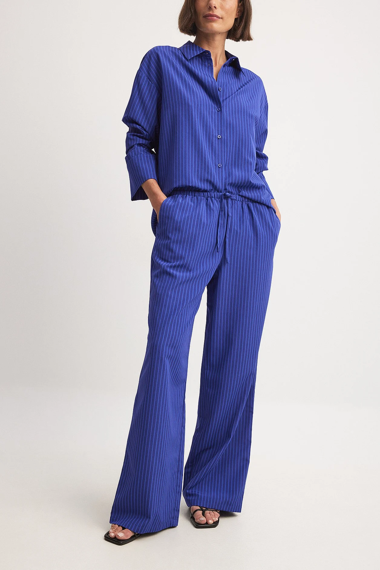 Gestreifte elastische Hose mit halbhoher Taille