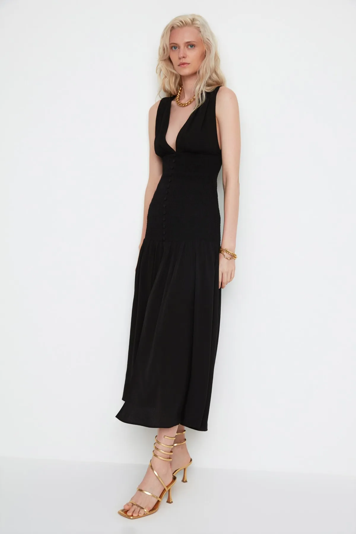 Trendyol Collection  X Moeva Black GiPeli Slit Detailliertes Viskose-Strandkleid tbess22el3173