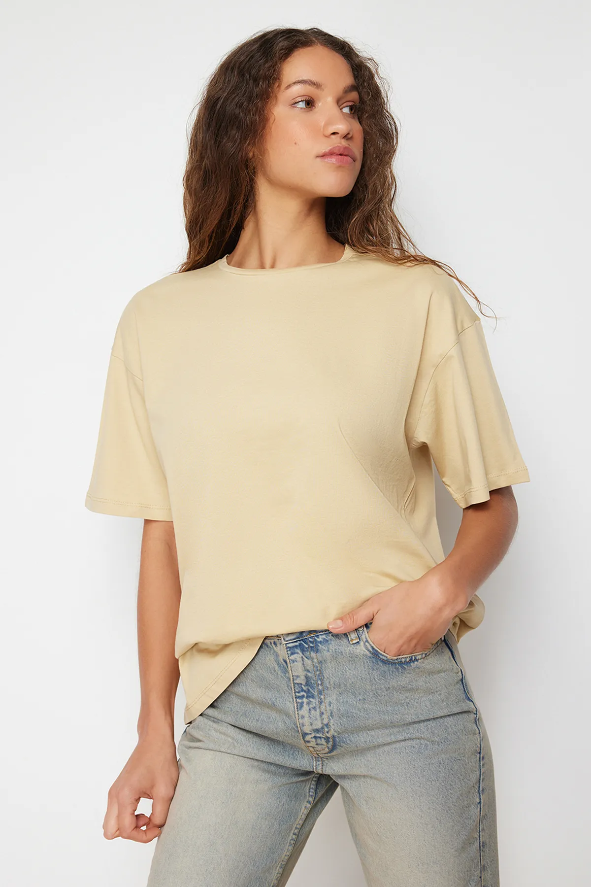 Trendyol Collection  Dunkelbeiges Strick-T-Shirt mit Rundhalsausschnitt aus 100 % Baumwolle in Übergröße/weiter Passform TWOSS20TS0134