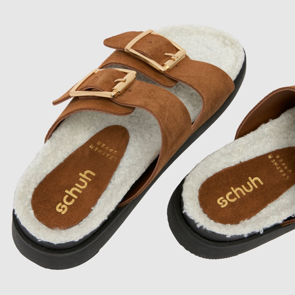 Schuh – Truvy – Bruna sandaler i mocka med sockspänne