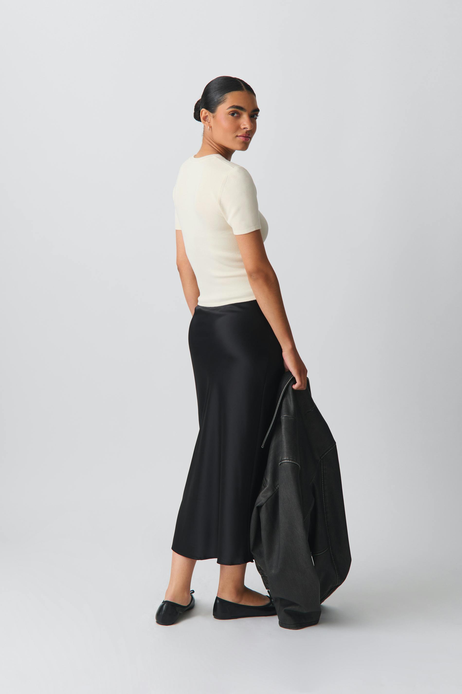 Elastic satin midi skirt