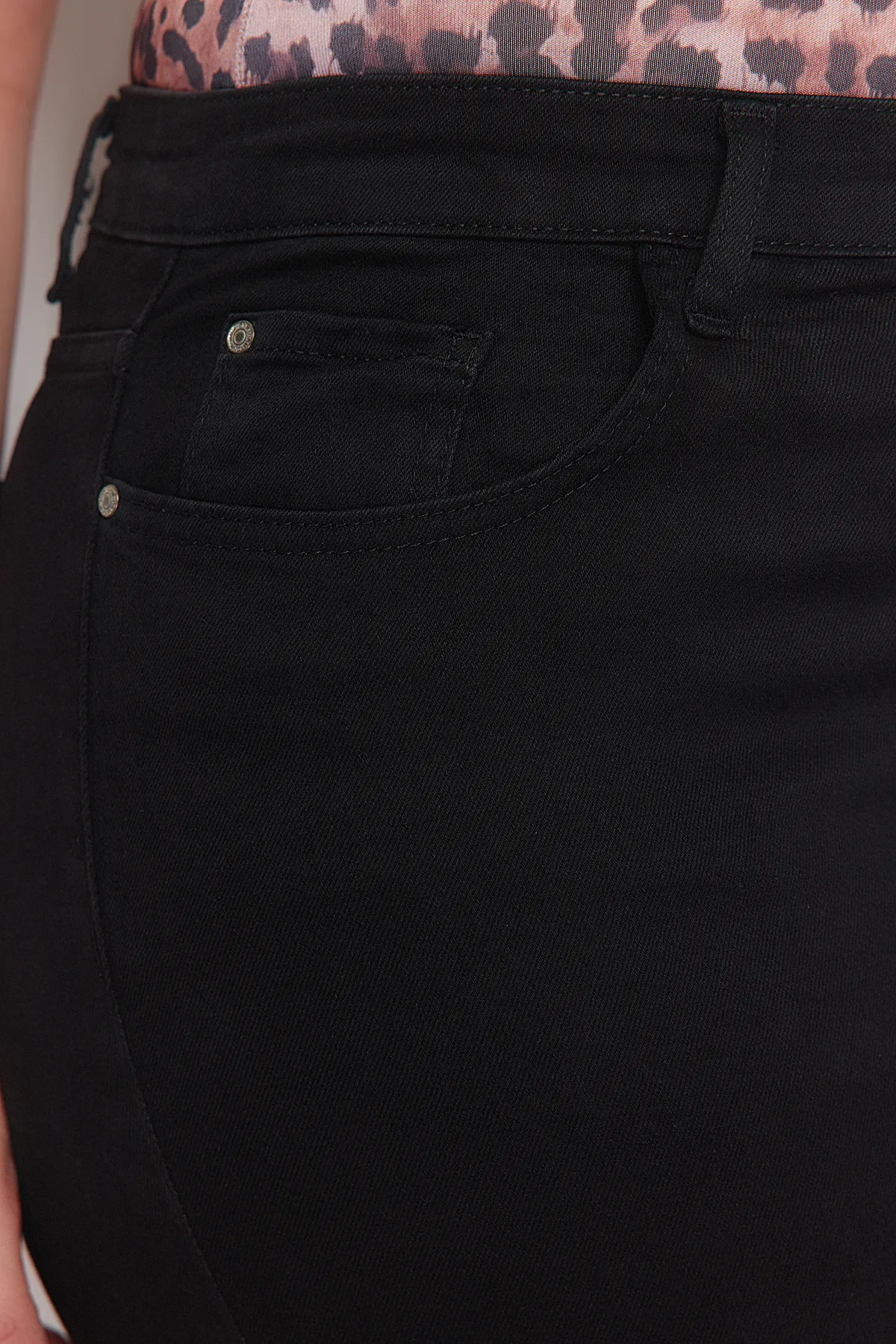 Trendyol Curve  Schwarze Skinny-Jeans mit hoher Taille und Knopfleiste vorne TBSSS22JE0373