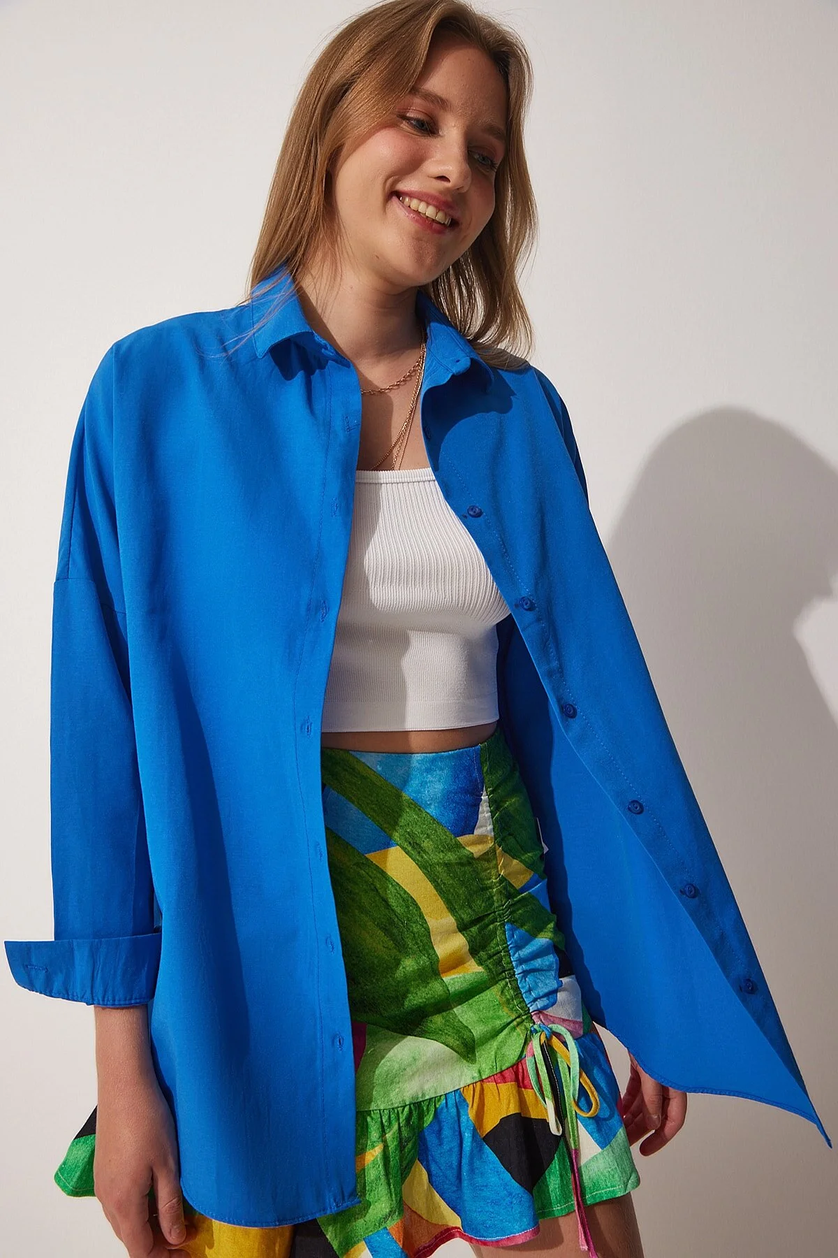 Happiness İstanbul  Kräftiges blaues Oversize-Lang-Basic-Shirt für Damen DD00842
