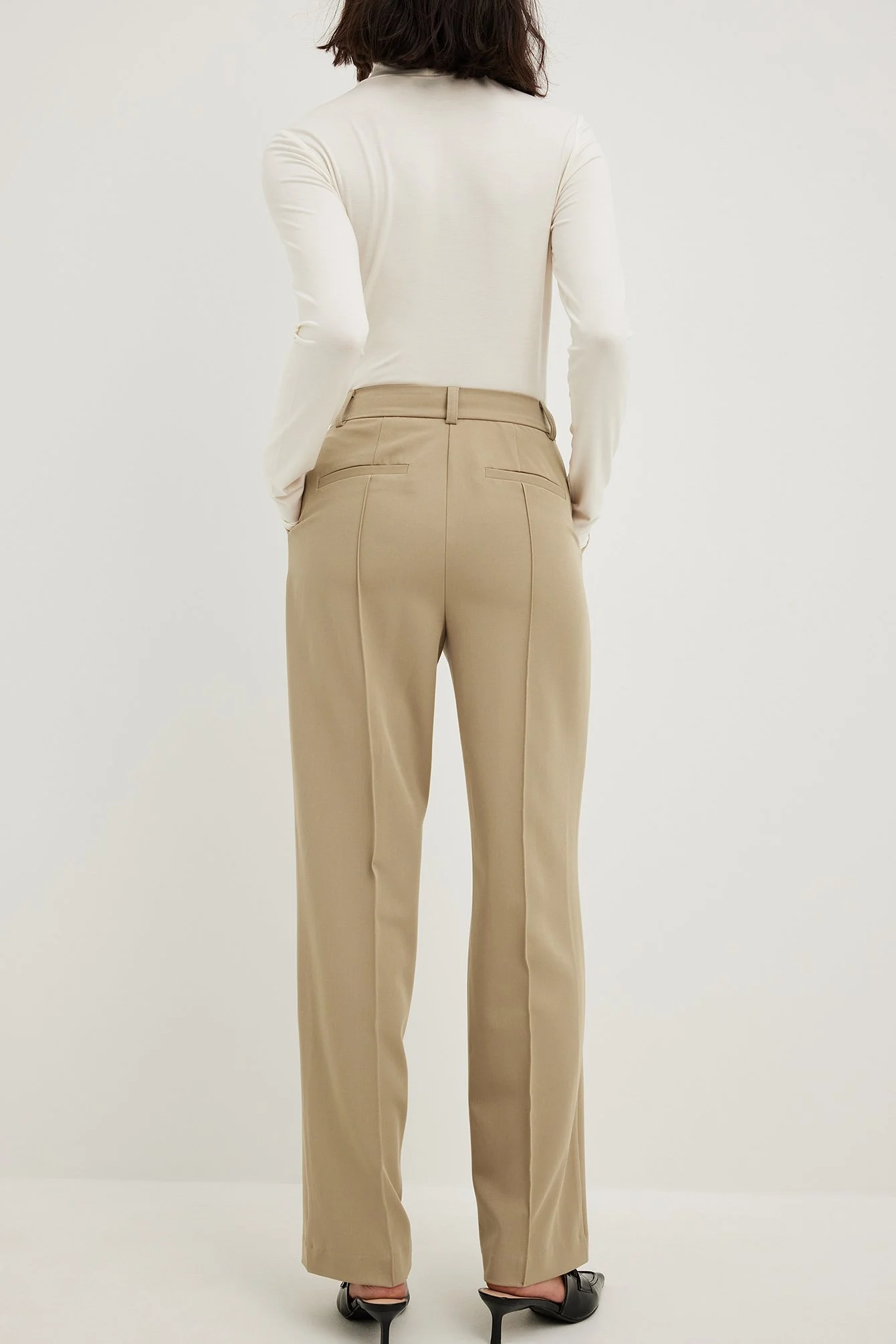 Anzughose mit mittelhoher Taille und Nahtlinie