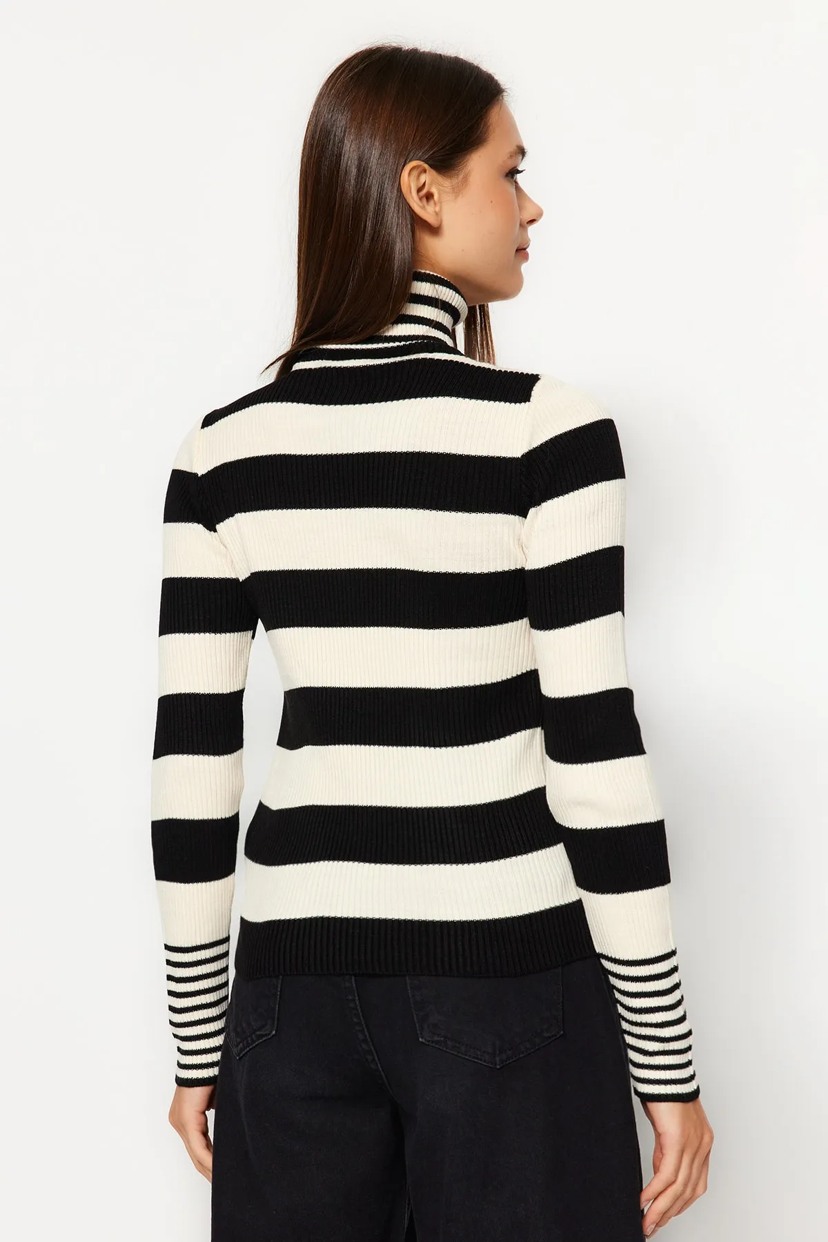 Trendyol Collection  Schwarz gestreifter Strickpullover TWOAW24KZ00637