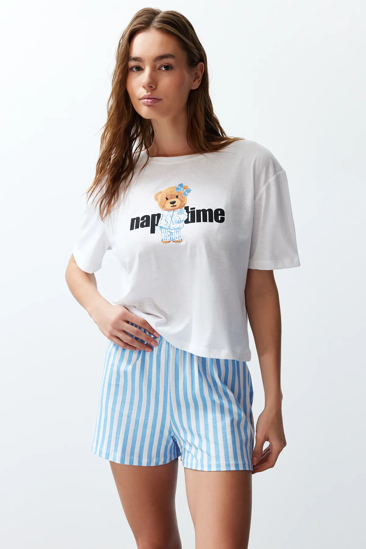 Trendyol Collection  Weiß-mehrfarbiges Pyjama-Set aus gestreiftem Strick für Damen, 100 % Baumwolle, für Paare THMSS24PT00175