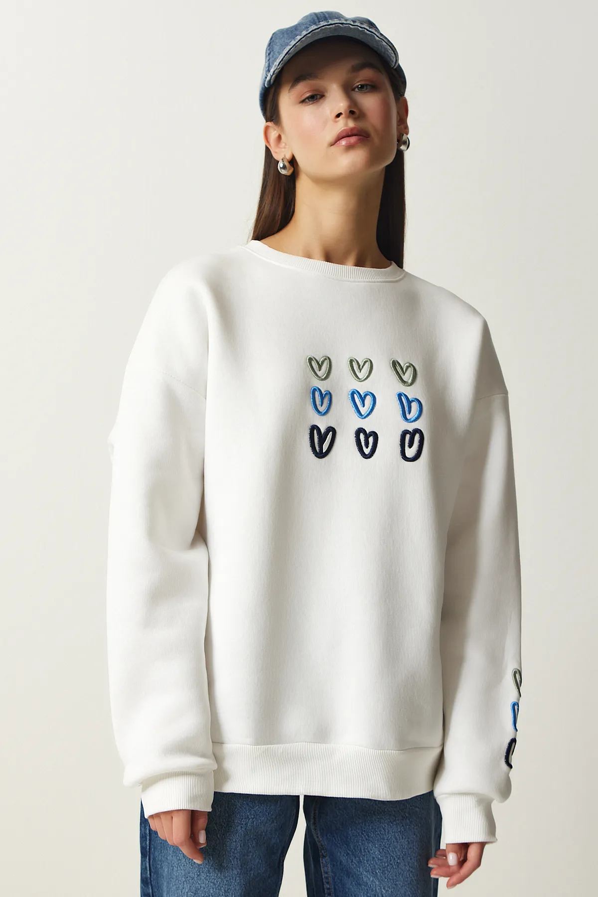 Happiness İstanbul  Weißes Damen-Sweatshirt mit Herz-Stickerei in Roségold OW00004