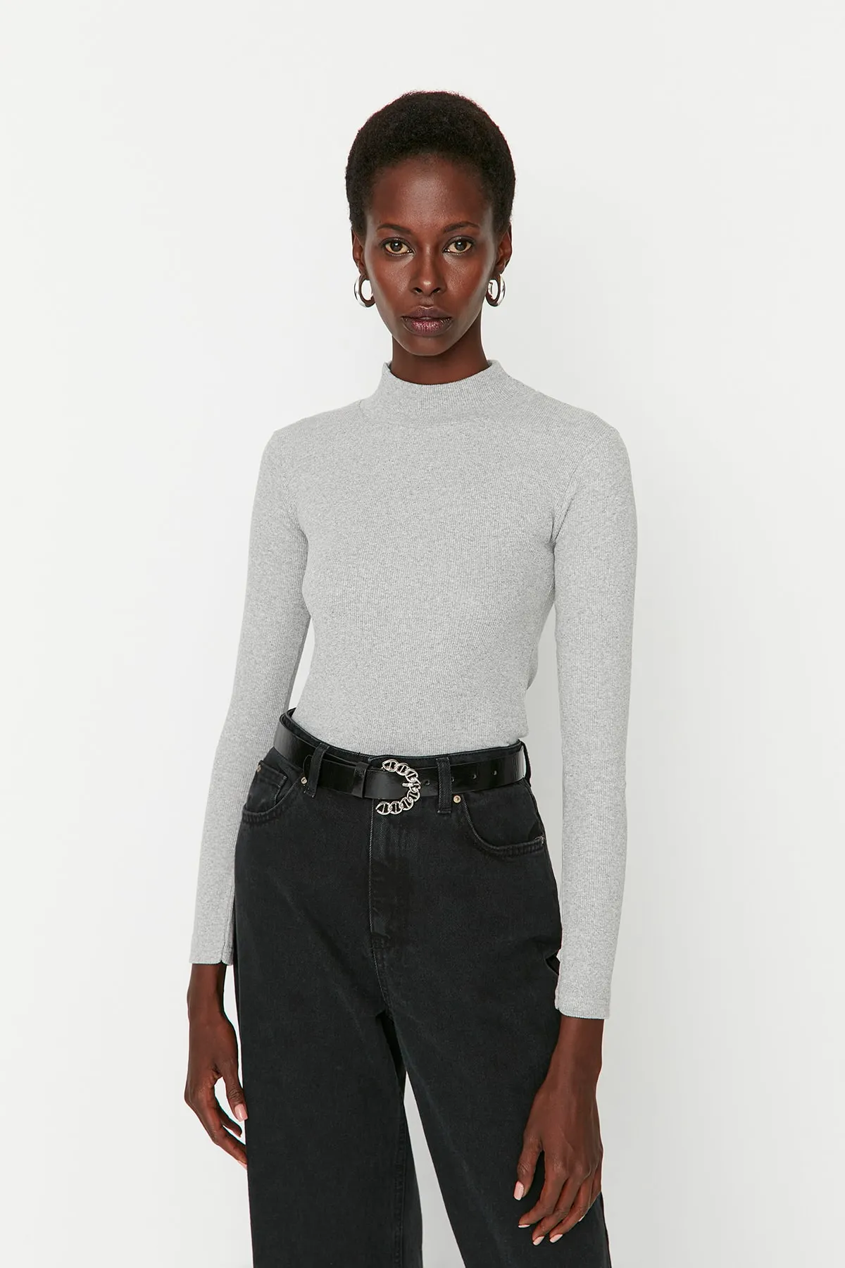 Trendyol Collection  Graue, taillierte, langärmlige, gerippte, dehnbare Strickbluse mit hohem Kragen TWOAW21BZ0423