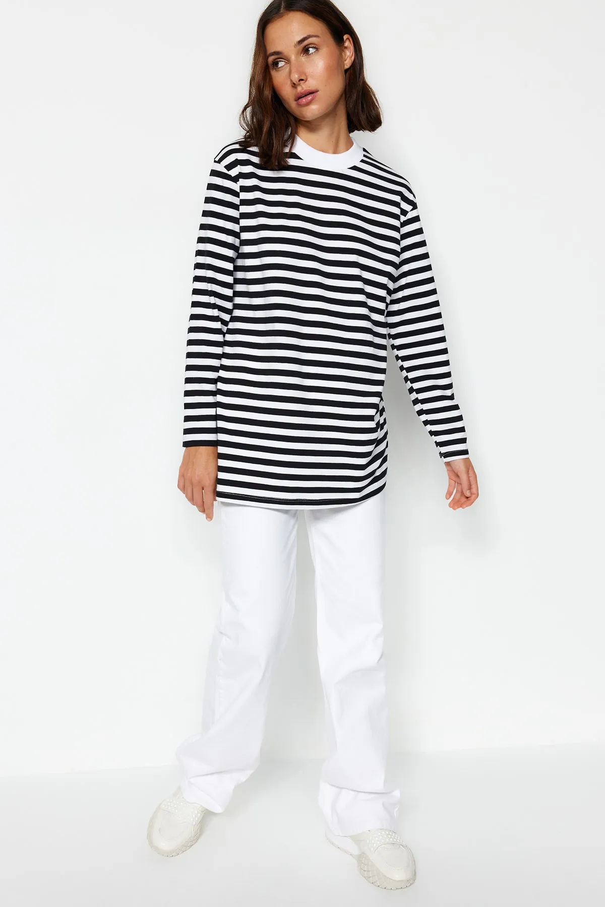 Trendyol Modest  Schwarze gestreifte Basic-Stricktunika TCTAW24UK00015