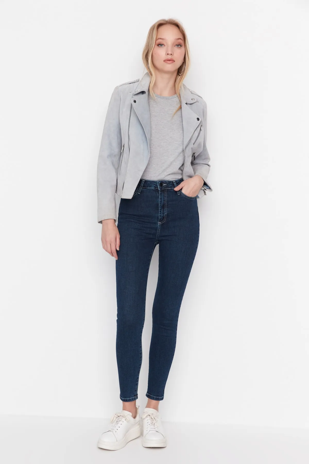 Trendyol Collection  Dunkelblaue Skinny Jeans mit Kontrastnähten und hoher Taille TWOAW23JE00443