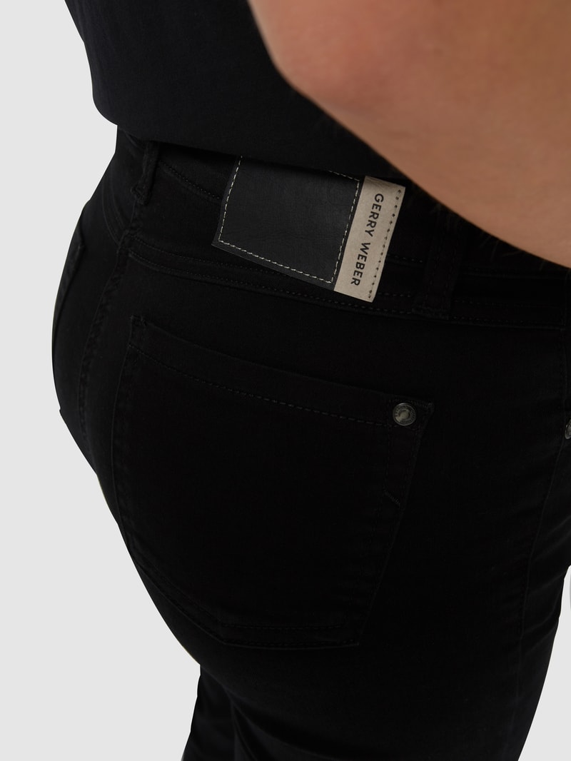 Slim Fit Stretchhose mit Bügelfalten in schwarz
