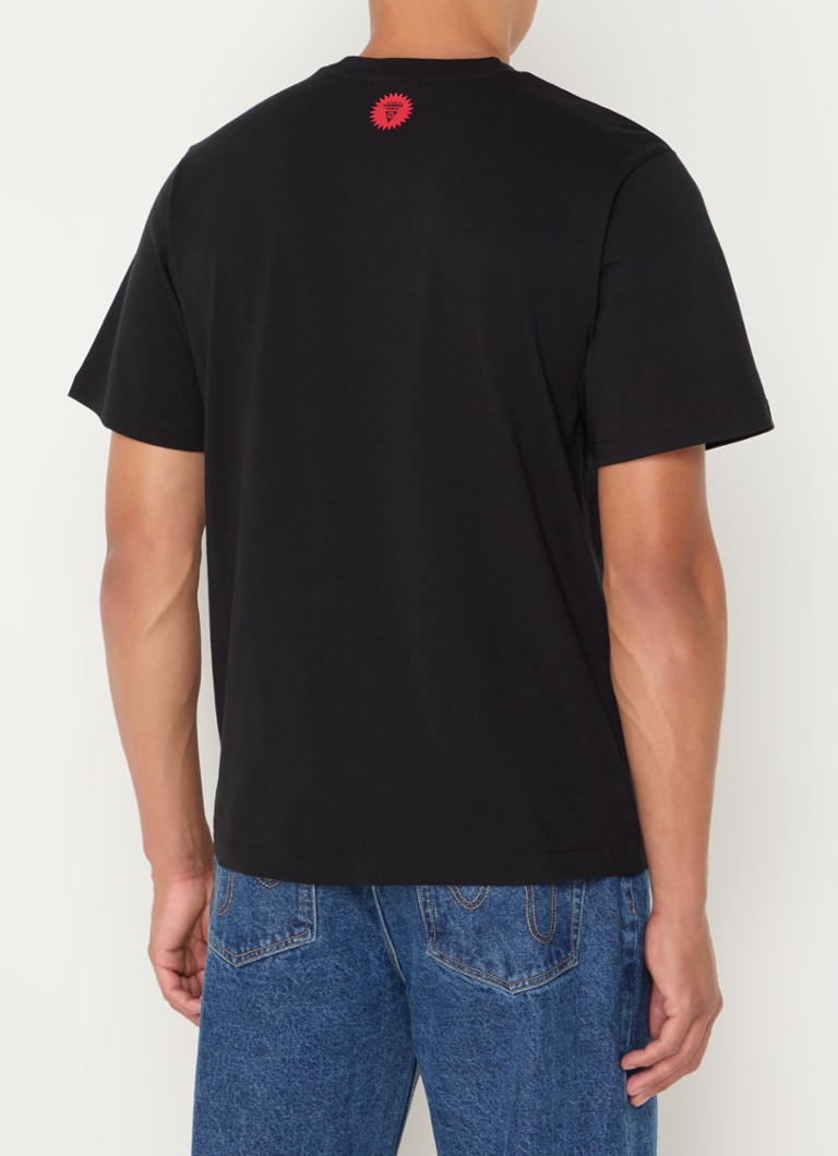 Tricou cu sigla „GELATO Soft Serve” imprimată pe el.
