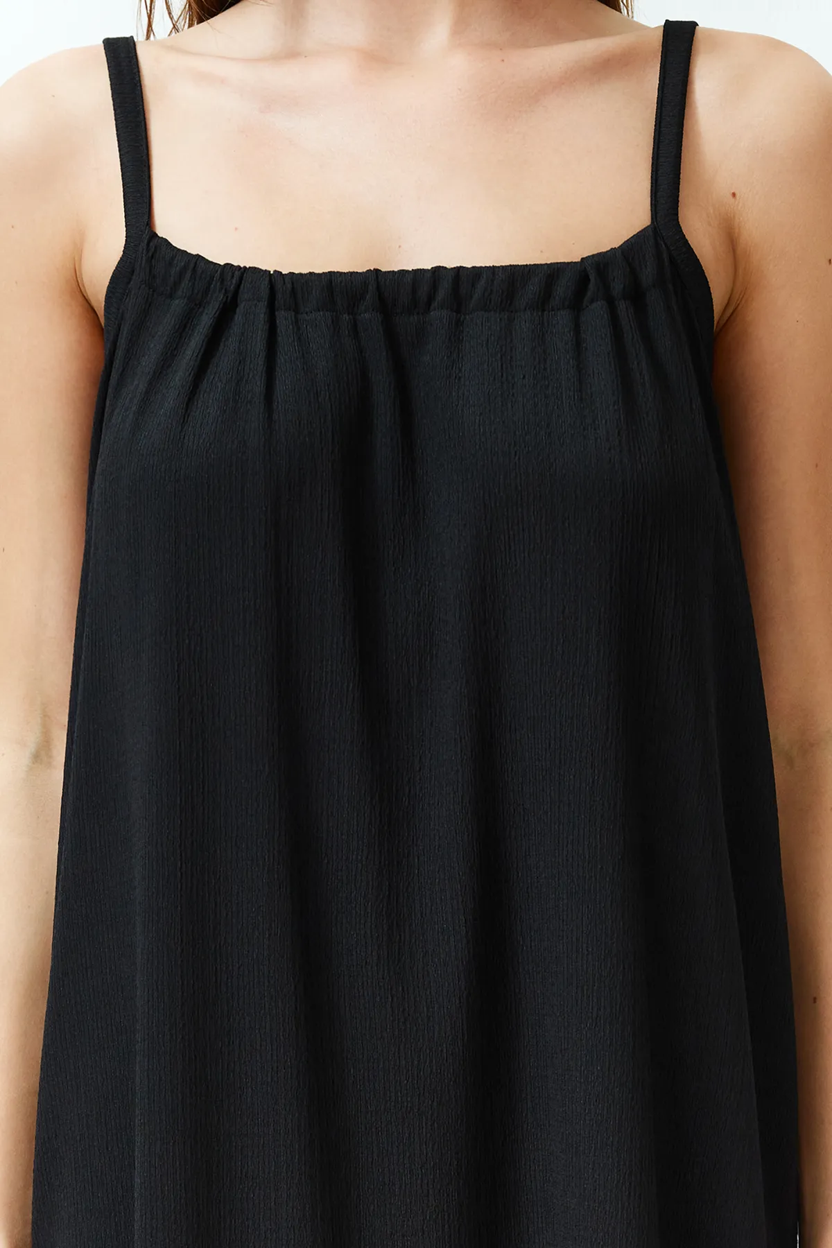 Trendyol Collection  Schwarzes, detailliertes, gewickeltes/strukturiertes Maxi-Strickkleid mit Trägern am Rücken TWOSS24EL00259