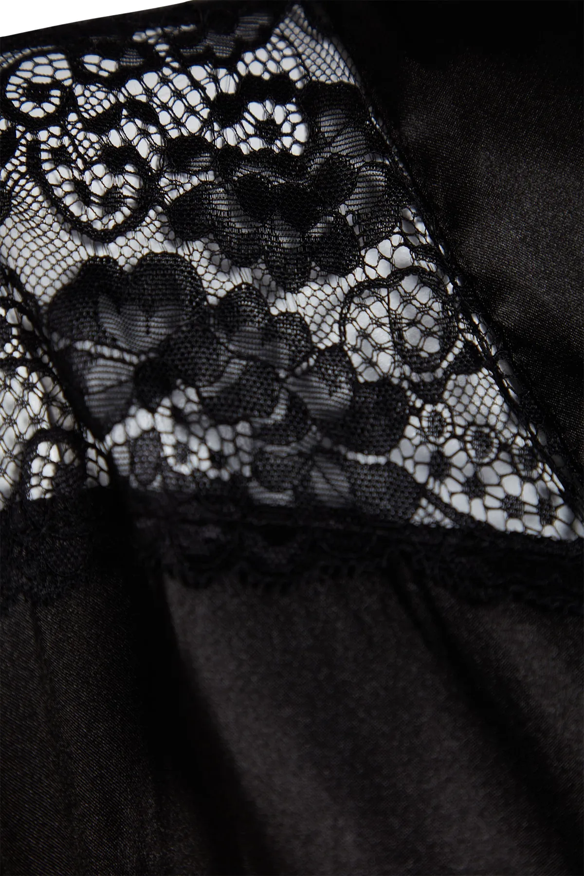 Trendyol Collection  Schwarzer, mit Spitze verzierter, gewebter Morgenmantel aus Satin mit Gürtel THMSS21SB0001