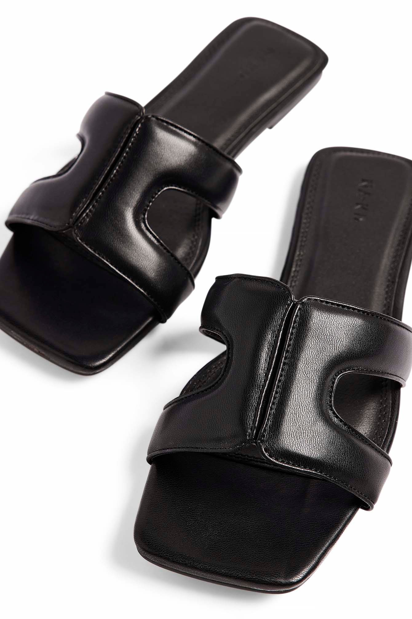 Flache Schuhe mit Cut-Out
