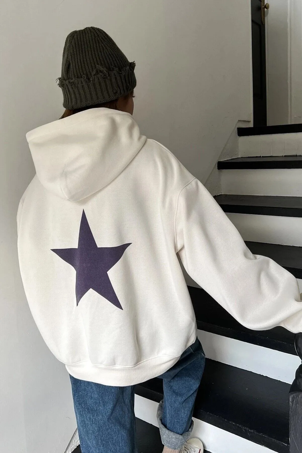 MODAGEN  Unisex-Sweatshirt in Weiß mit Stern-Aufdruck auf der Rückseite
