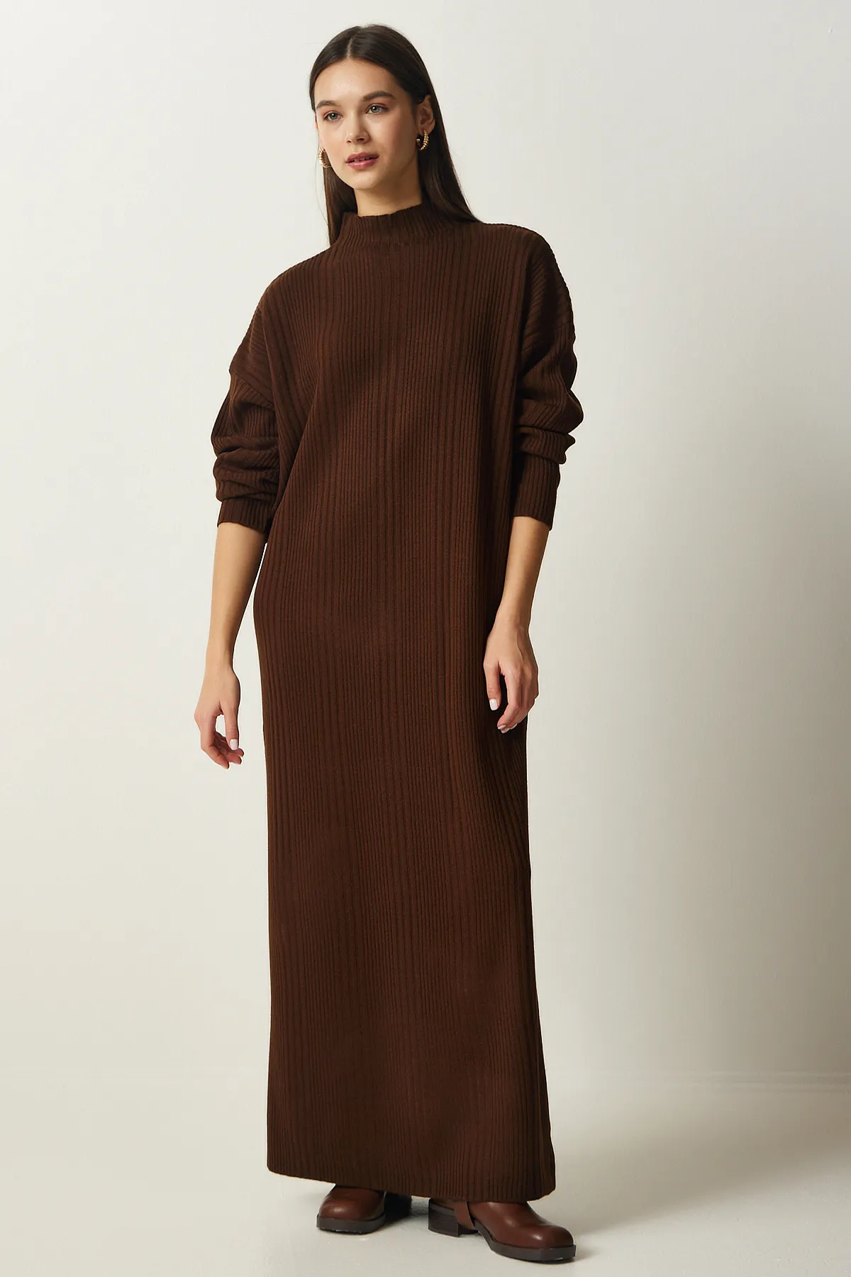 Happiness İstanbul  Braunes Oversize-Strickkleid mit hohem Kragen für Damen XN00001