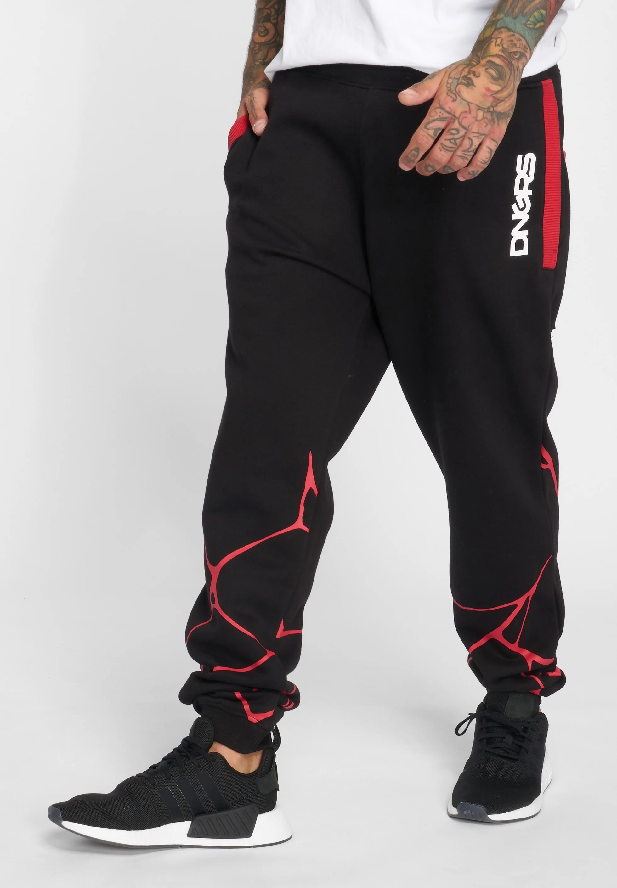 Pantalones deportivos peligrosos DNGRS